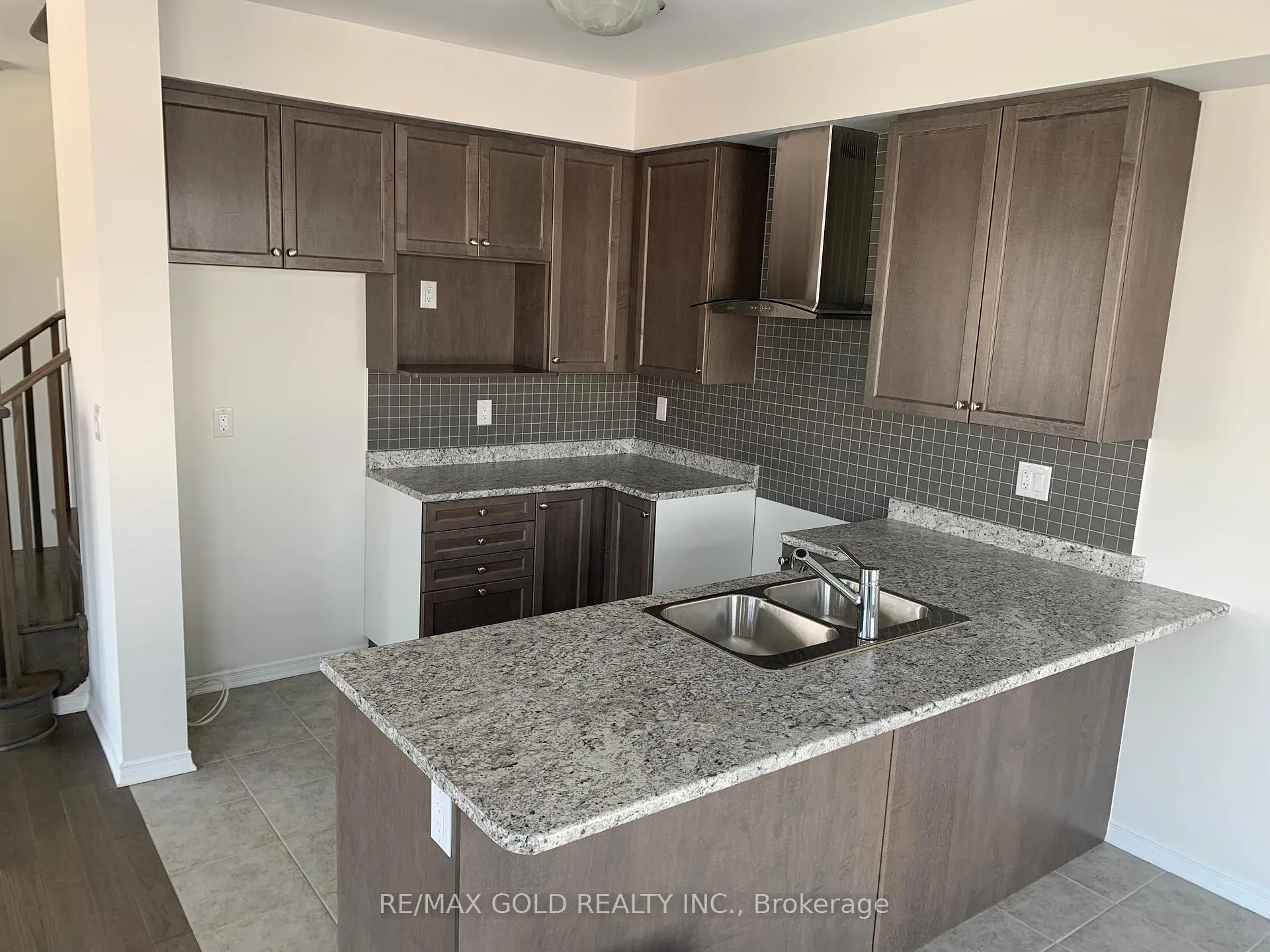 Photo 6 of 32 Oaktree Drive, Haldimand — HOMEH