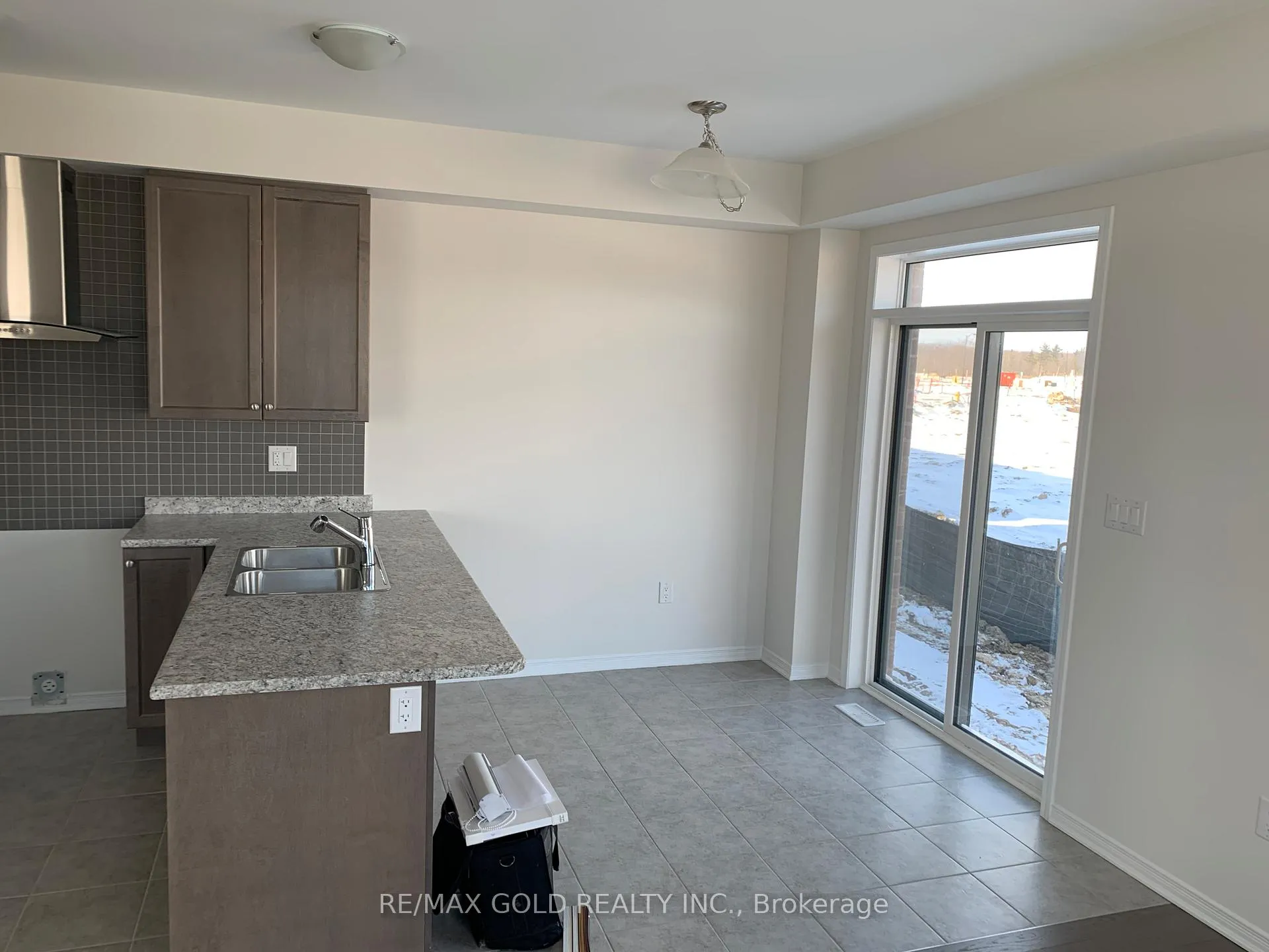 Photo 9 of 32 Oaktree Drive, Haldimand — HOMEH