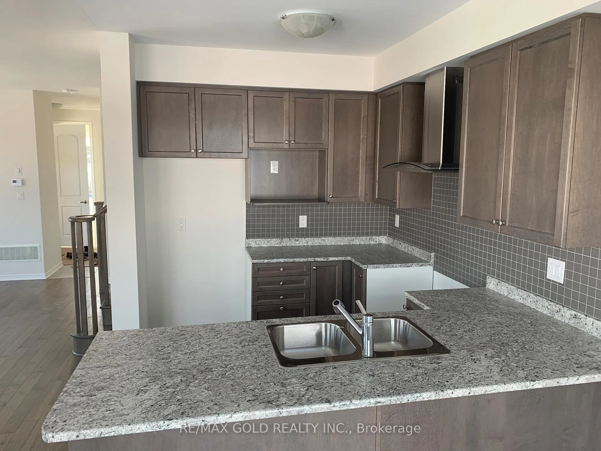 Photo 12 of 32 Oaktree Drive, Haldimand — HOMEH