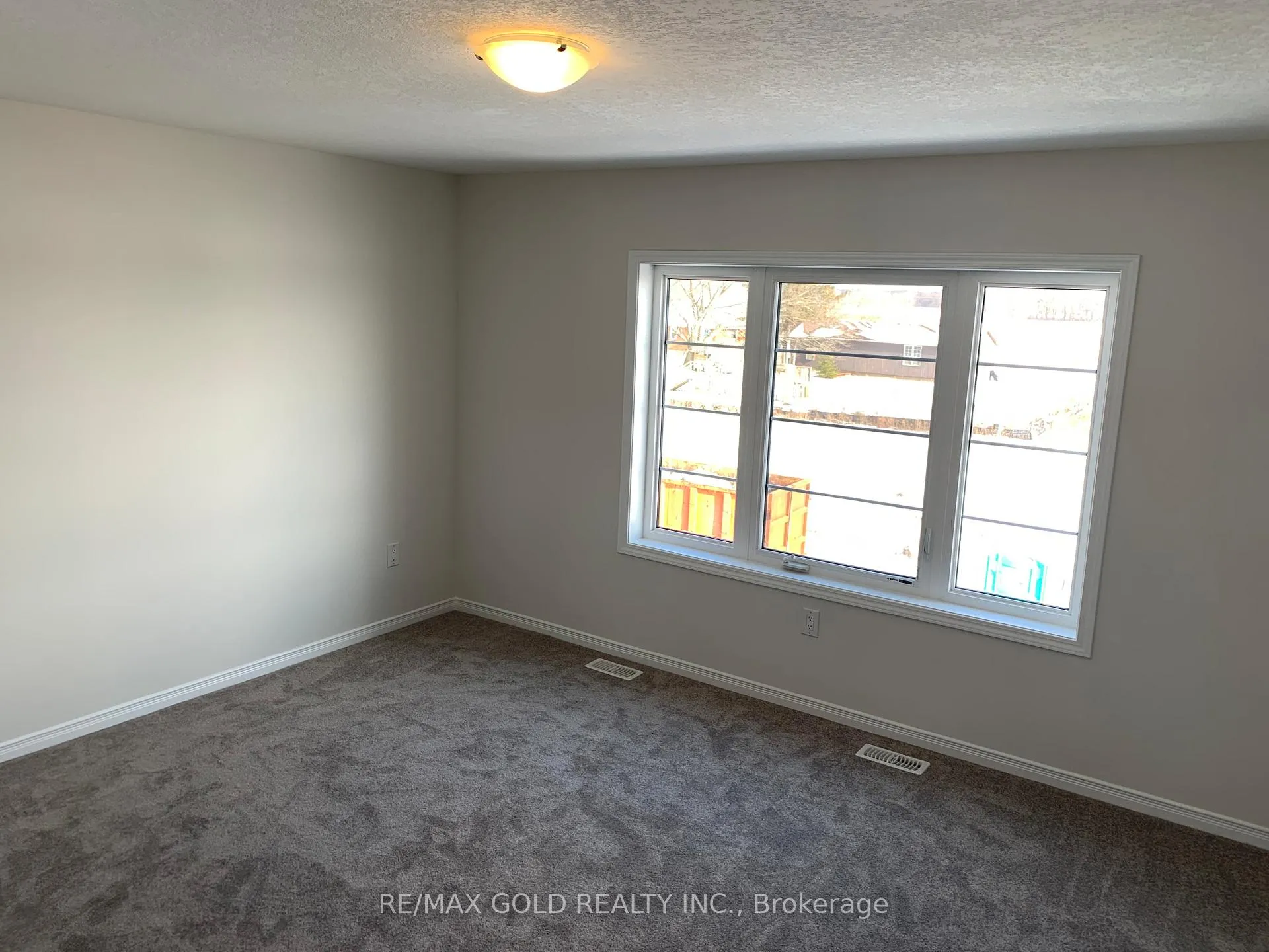Photo 21 of 32 Oaktree Drive, Haldimand — HOMEH