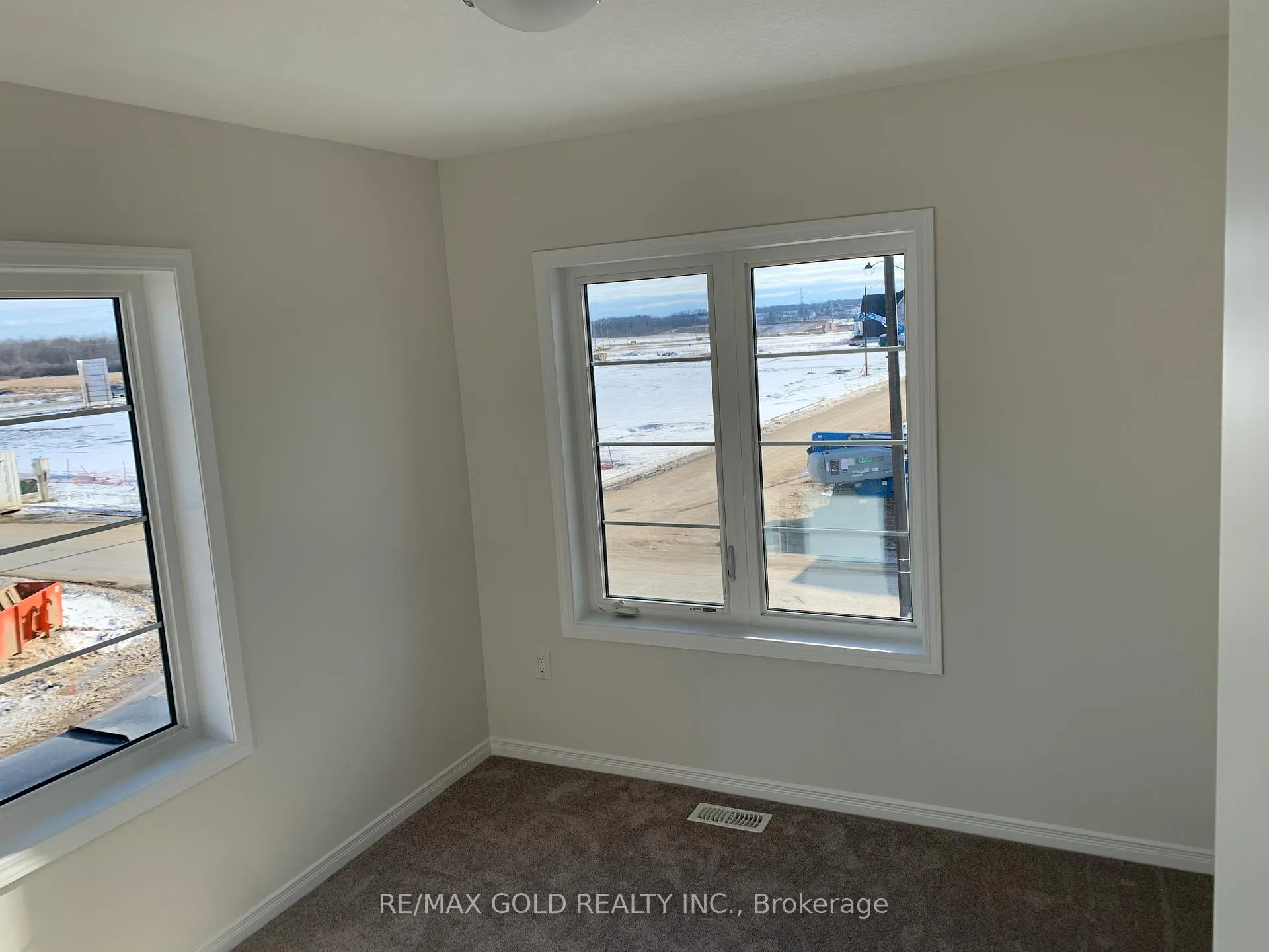 Photo 25 of 32 Oaktree Drive, Haldimand — HOMEH
