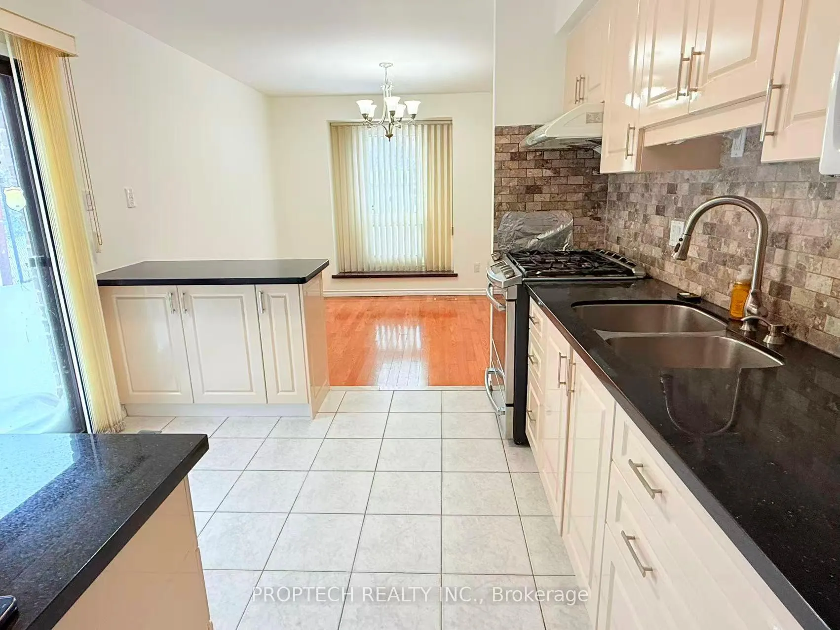 Photo 3 of 49 Carey Crescent, Markham, Milliken Mills West — HOMEH