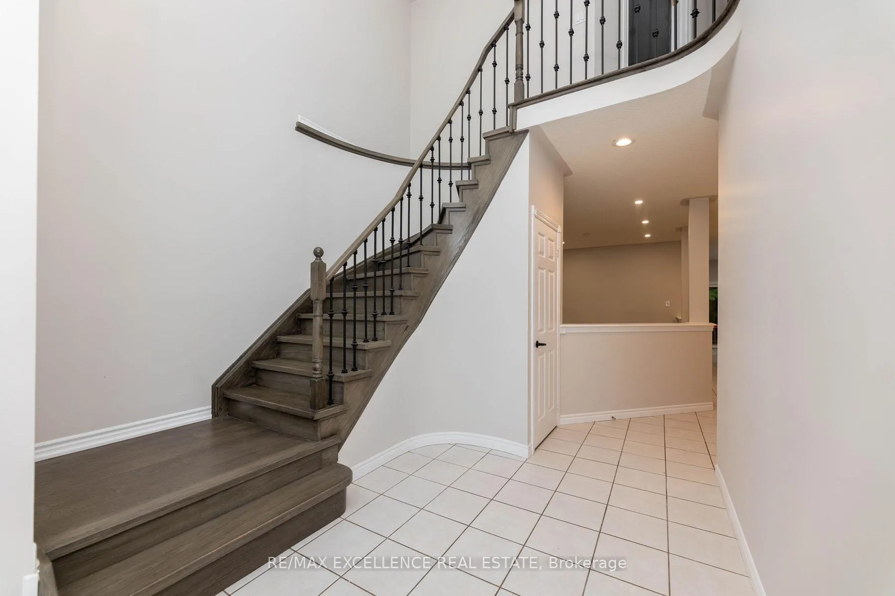 Photo 5 of 51 Stollar Boulevard, Barrie, Little Lake — HOMEH