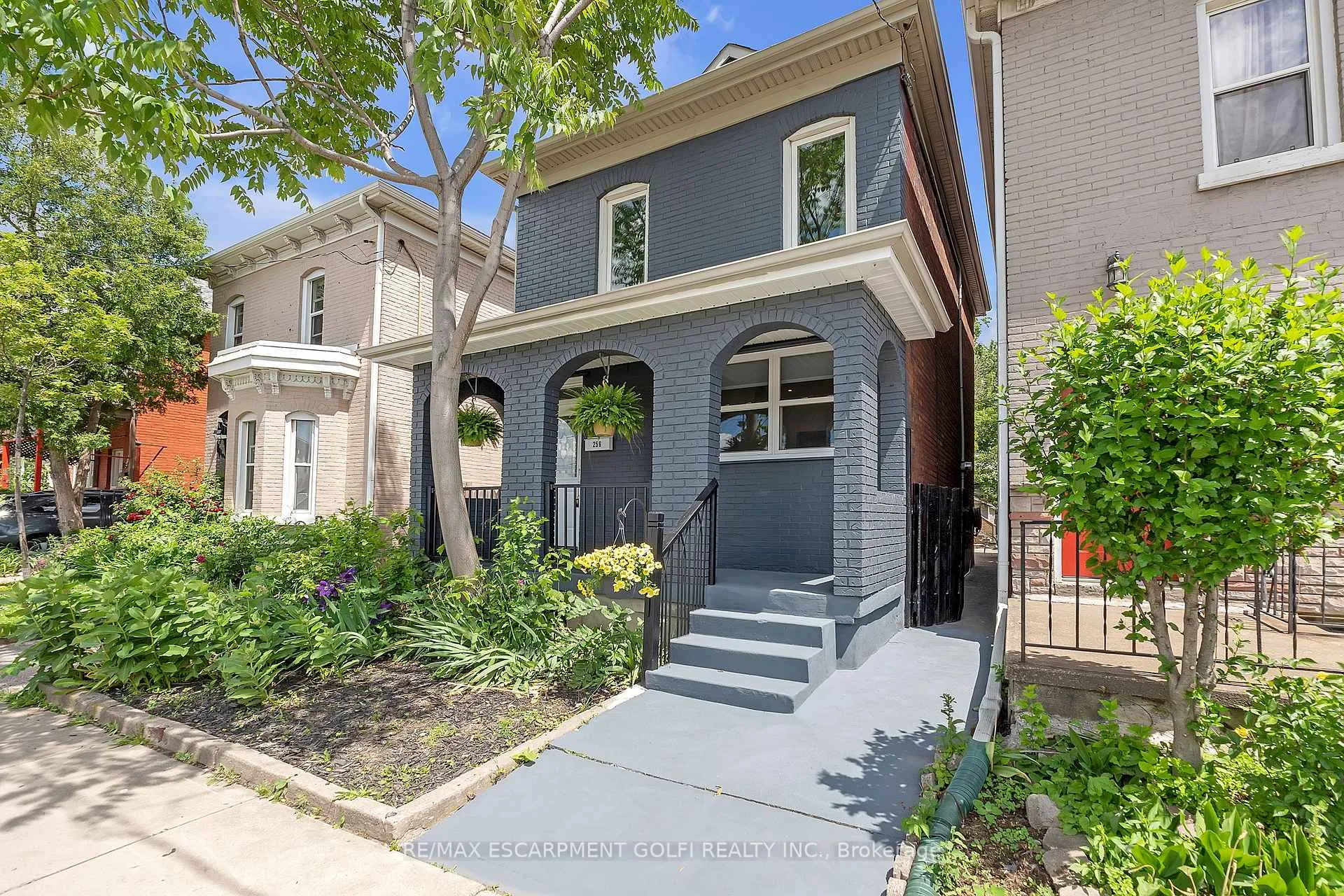 Front of 256 Wellington Street N