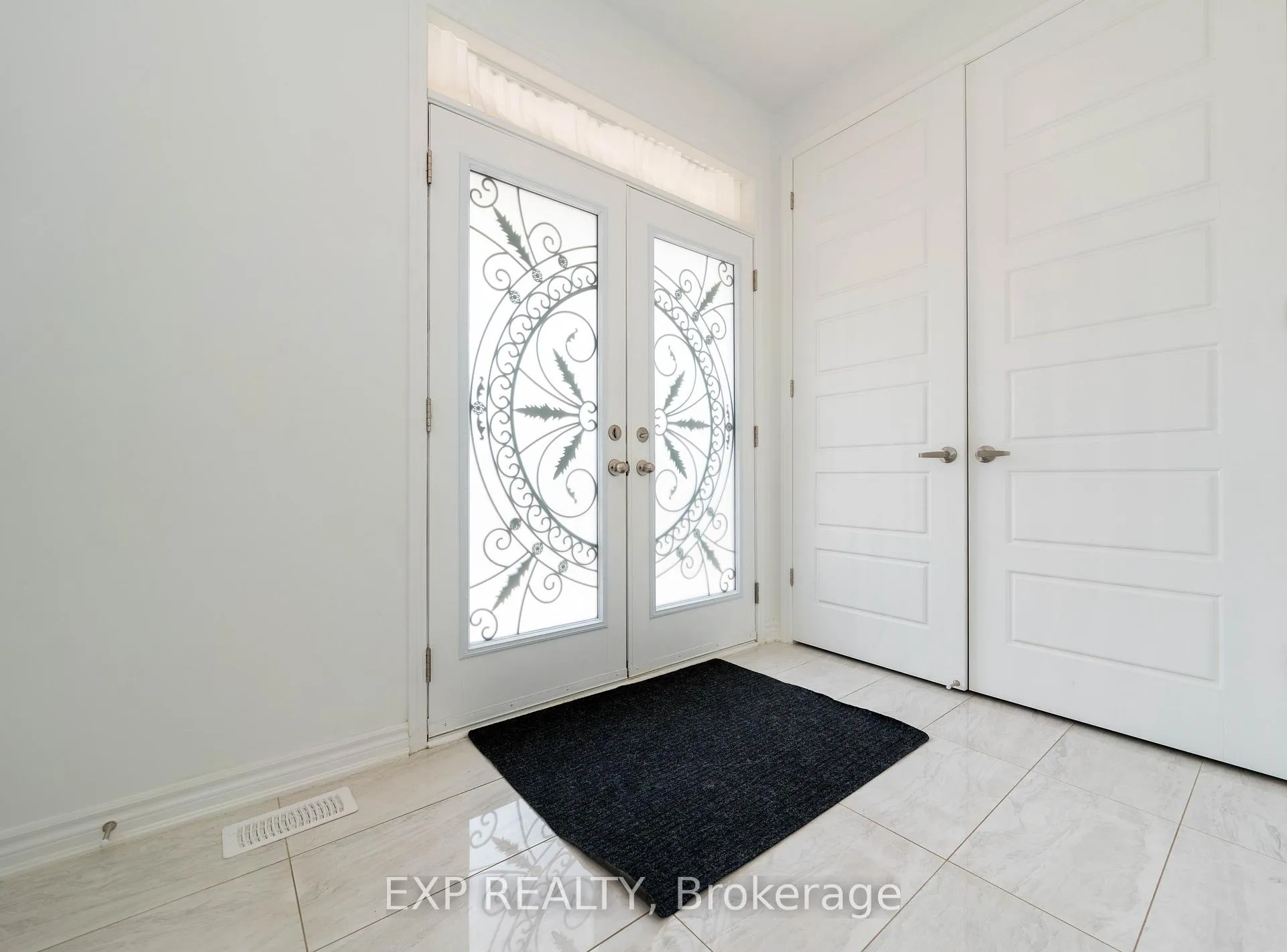 Photo 3 of 558 Kennedy Circle W, Milton, Cobban — HOMEH