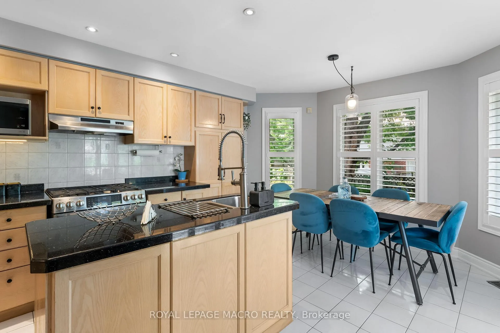 Photo 11 of 14 Coopershawk Crescent, Hamilton, Carpenter — HOMEH