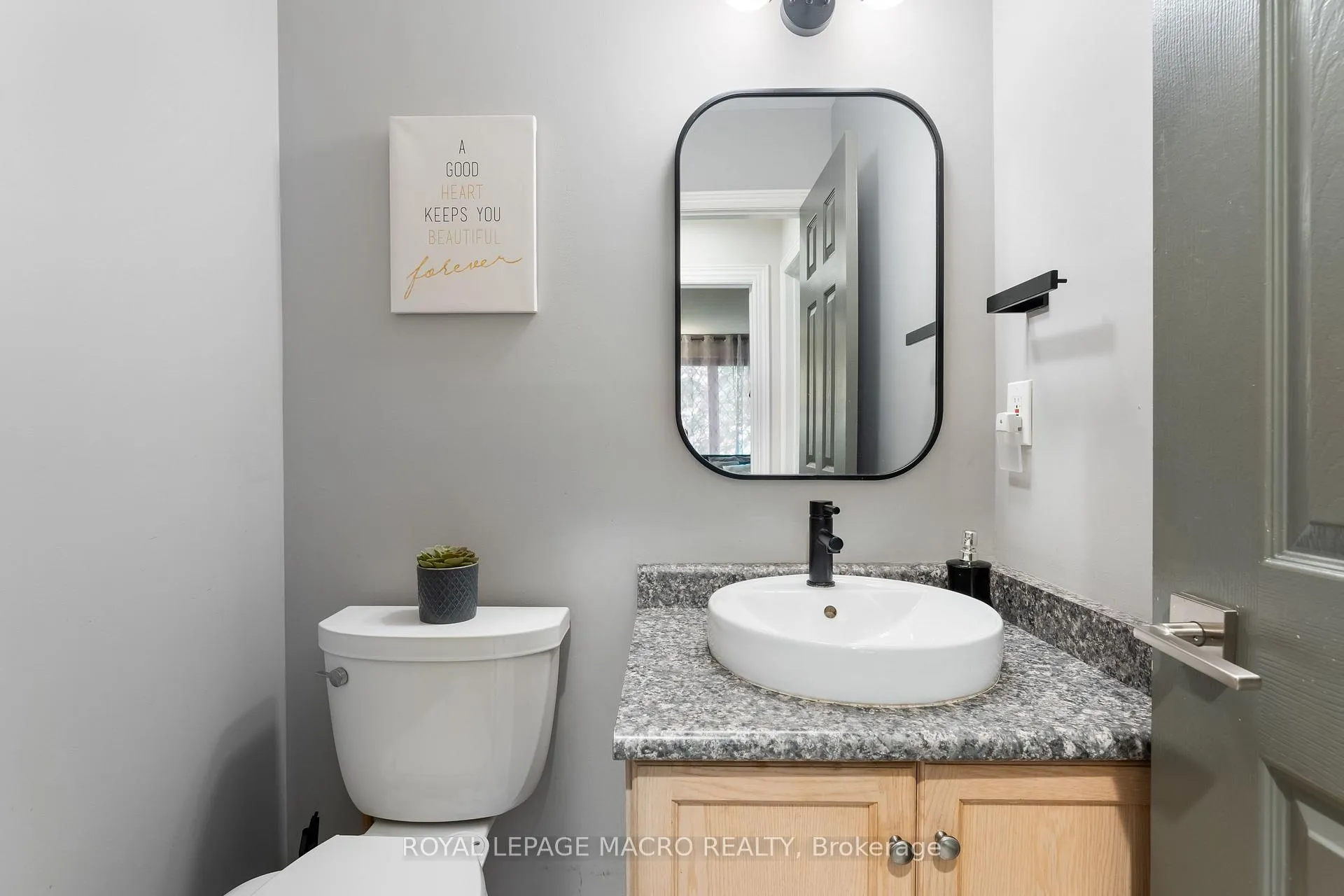 Photo 14 of 14 Coopershawk Crescent, Hamilton, Carpenter — HOMEH