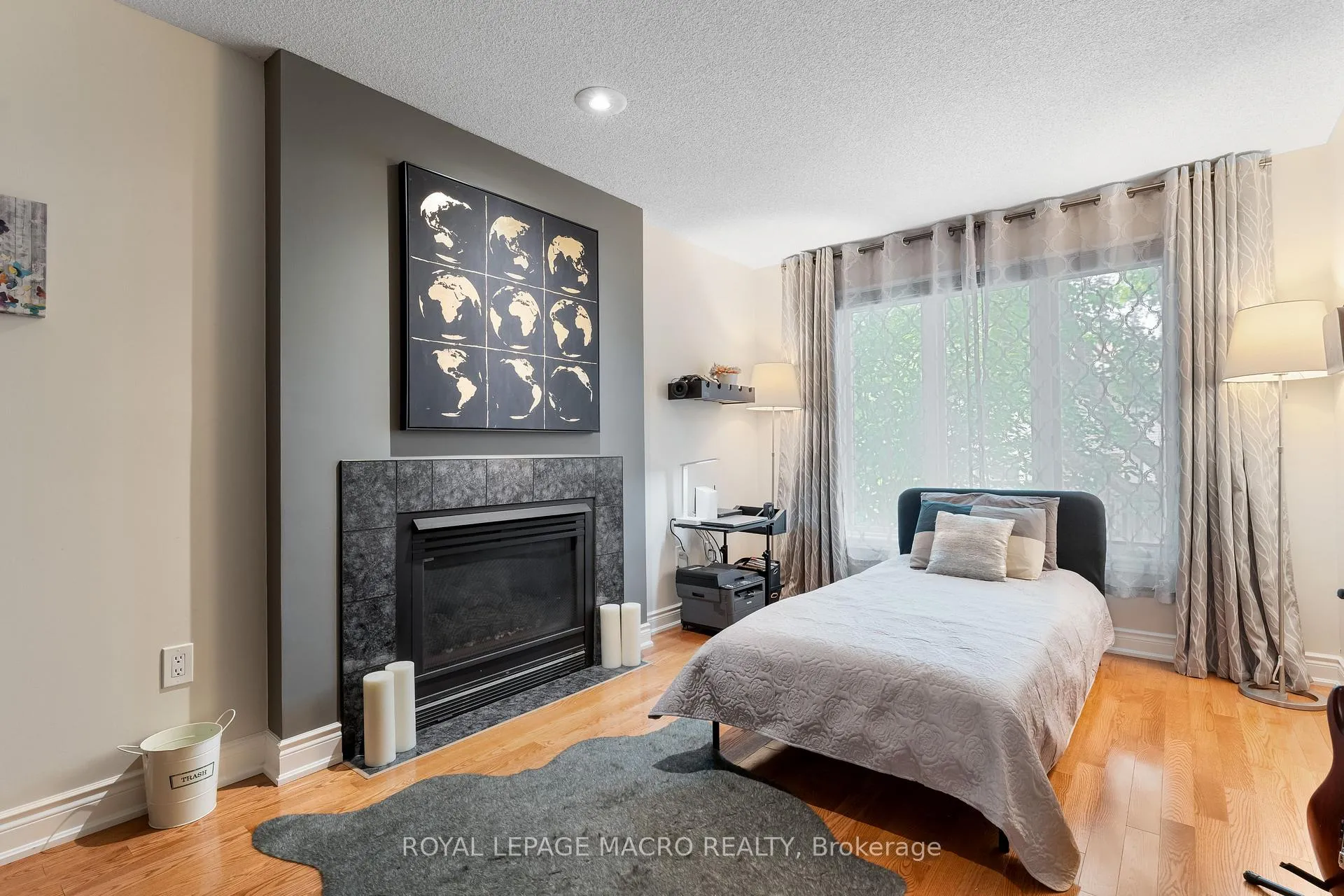Photo 15 of 14 Coopershawk Crescent, Hamilton, Carpenter — HOMEH