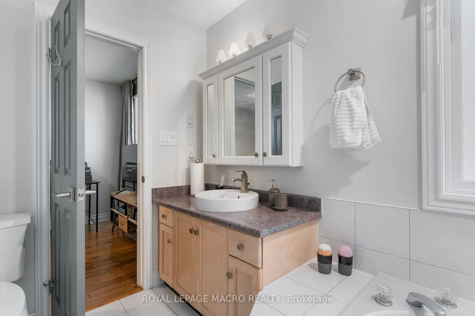 Photo 23 of 14 Coopershawk Crescent, Hamilton, Carpenter — HOMEH