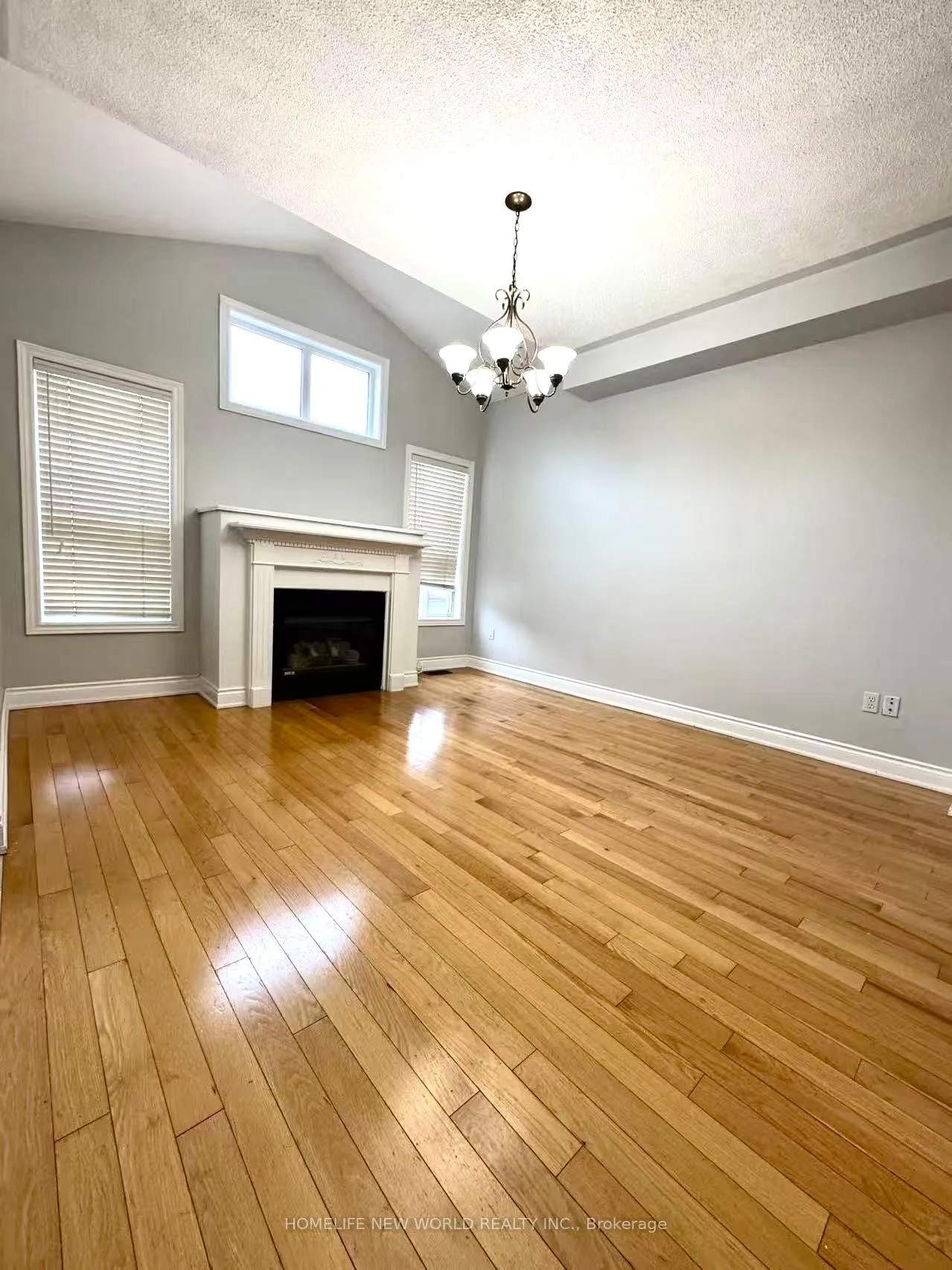 Photo 2 of 31 Moraine Drive, Vaughan, Vellore Village — HOMEH