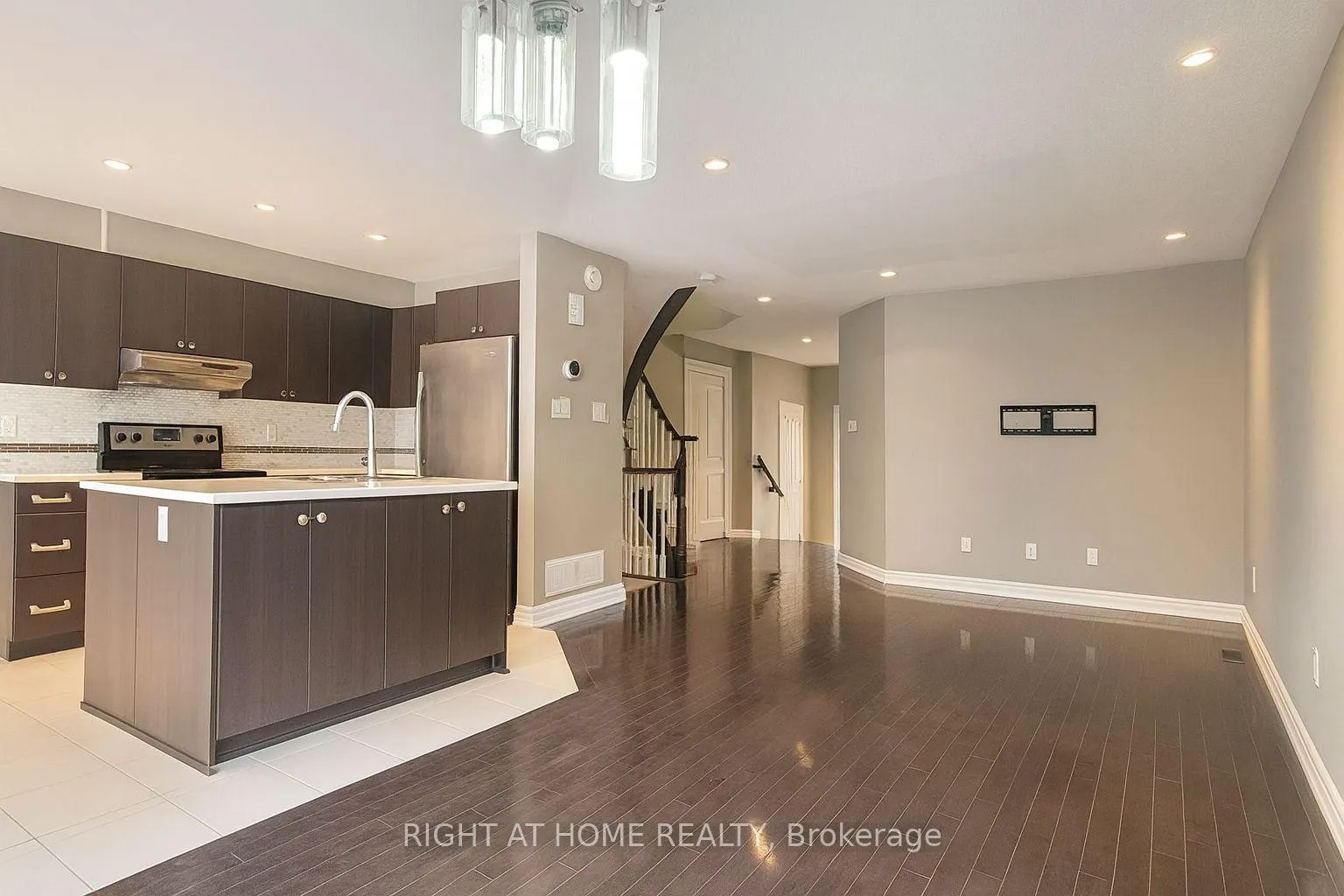 Photo 6 of 134 Mancini Way, Ottawa, Barrhaven - Strandherd — HOMEH