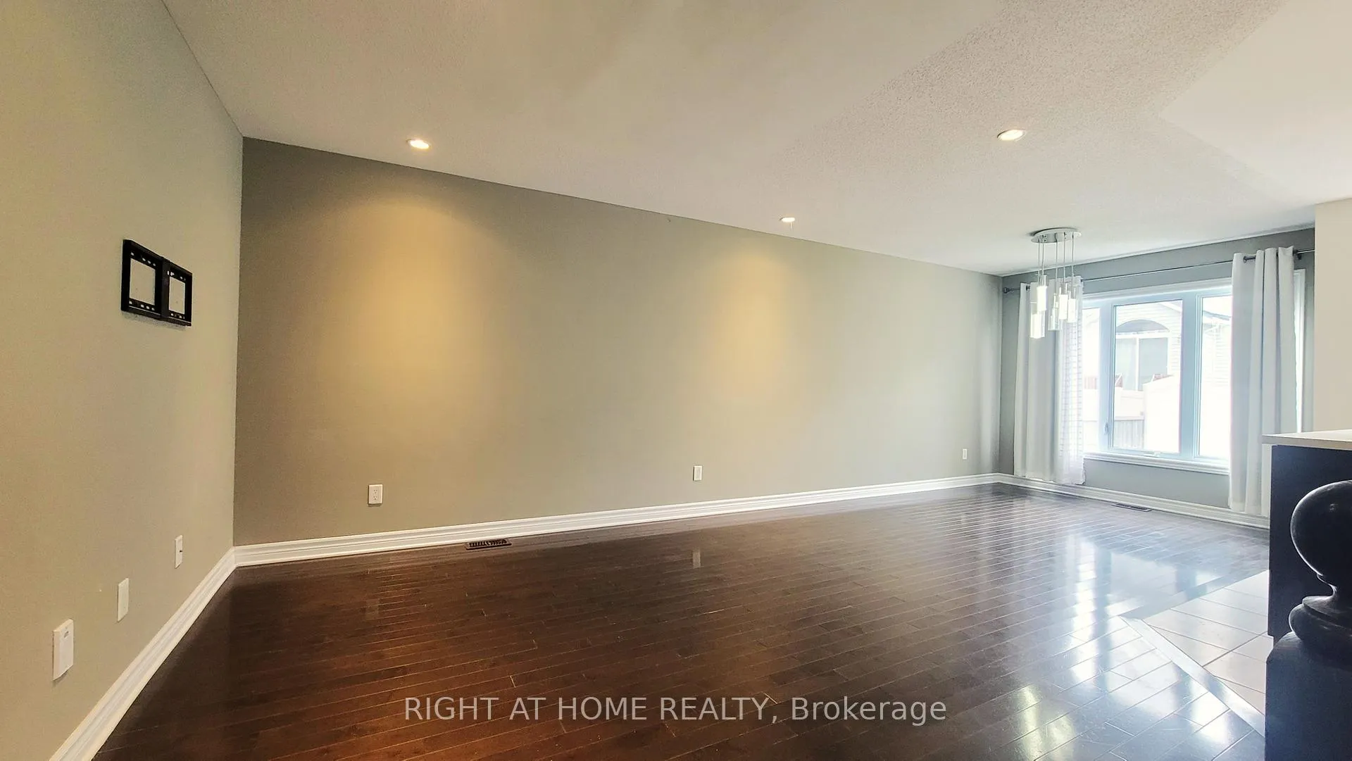 Photo 8 of 134 Mancini Way, Ottawa, Barrhaven - Strandherd — HOMEH