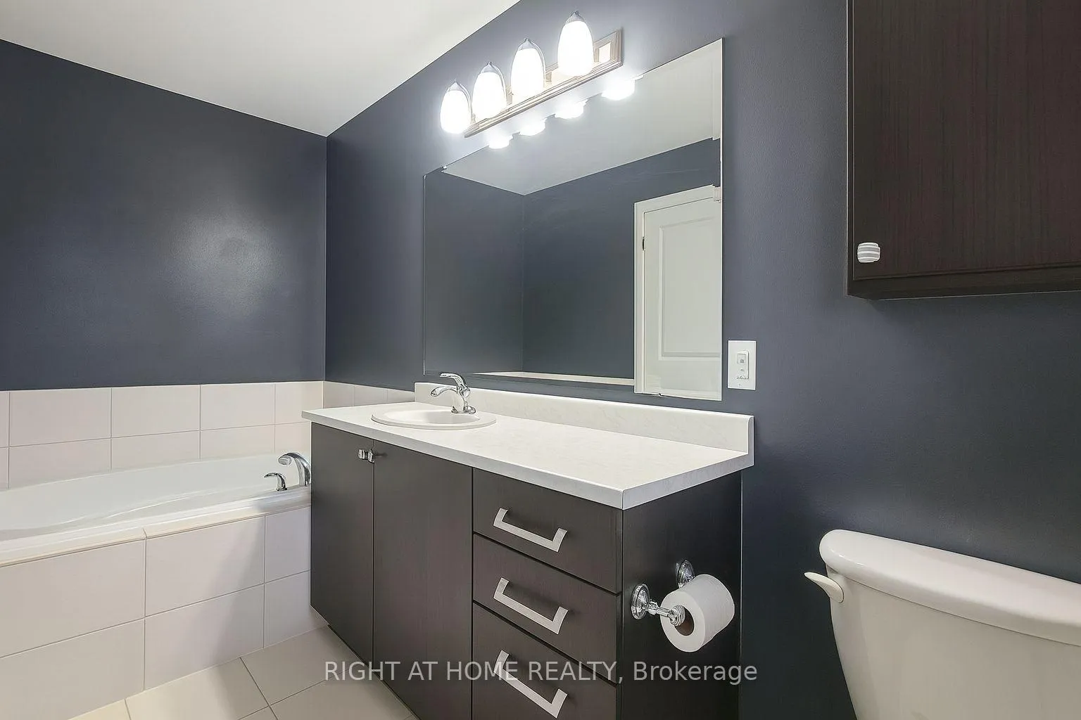 Photo 12 of 134 Mancini Way, Ottawa, Barrhaven - Strandherd — HOMEH