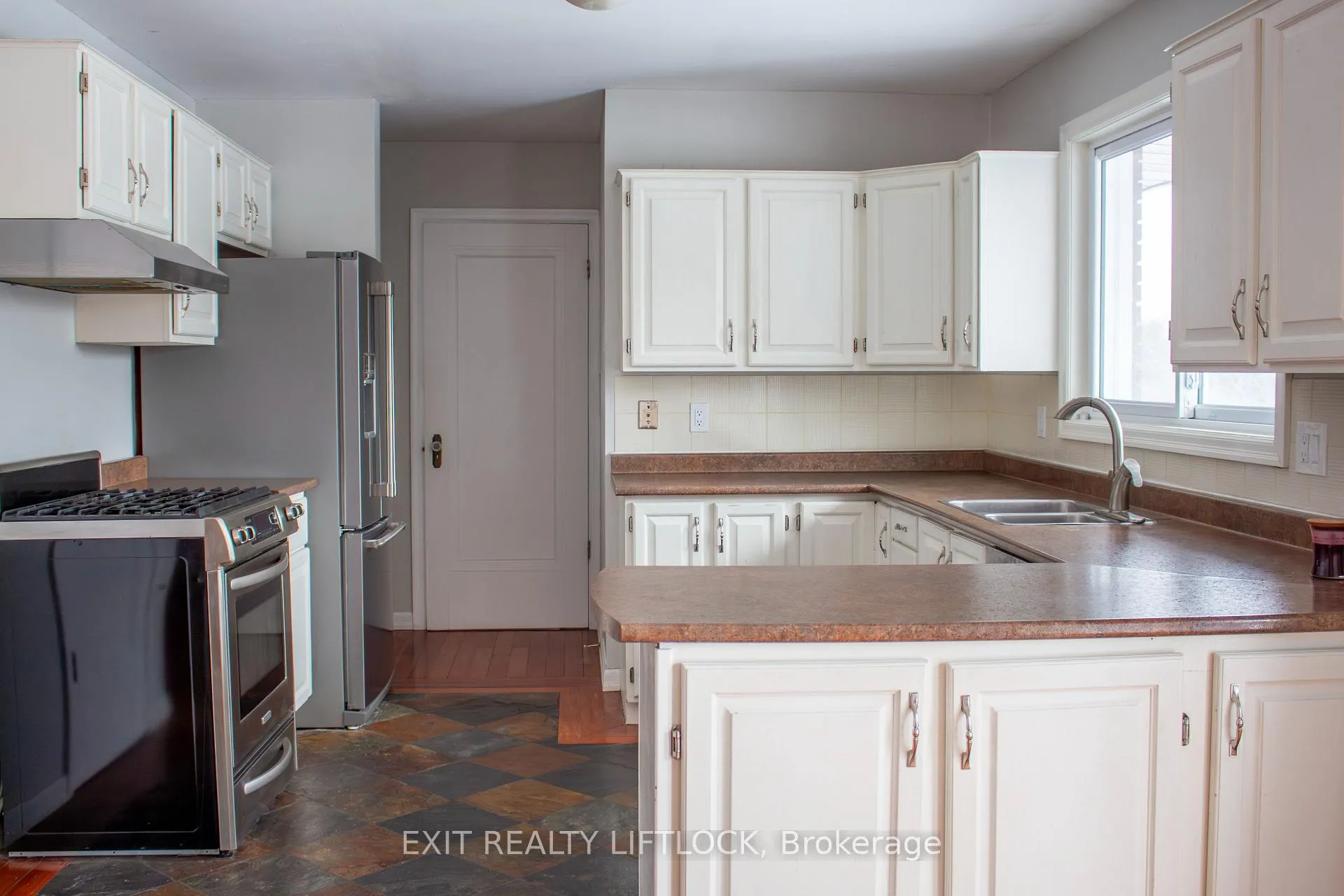 Photo 5 of 2105 Deer Bay Road, Selwyn — HOMEH