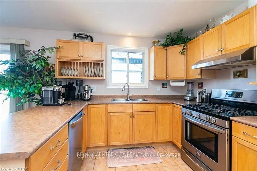 Photo 3 of 79 Donker Drive, St. Thomas — HOMEH