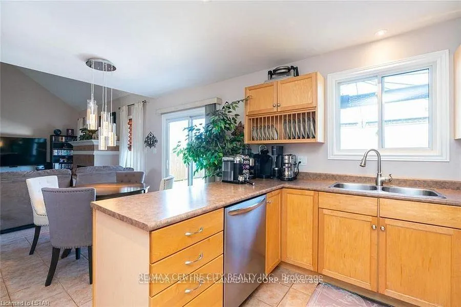 Photo 4 of 79 Donker Drive, St. Thomas — HOMEH