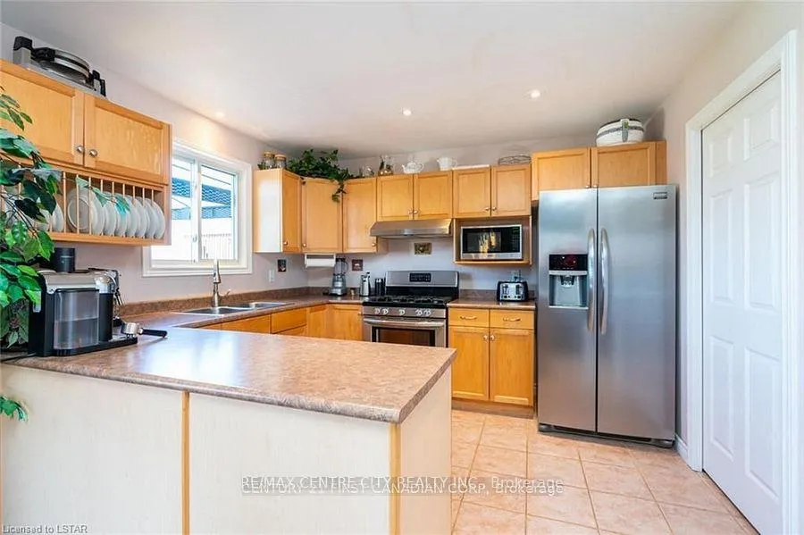 Photo 11 of 79 Donker Drive, St. Thomas — HOMEH