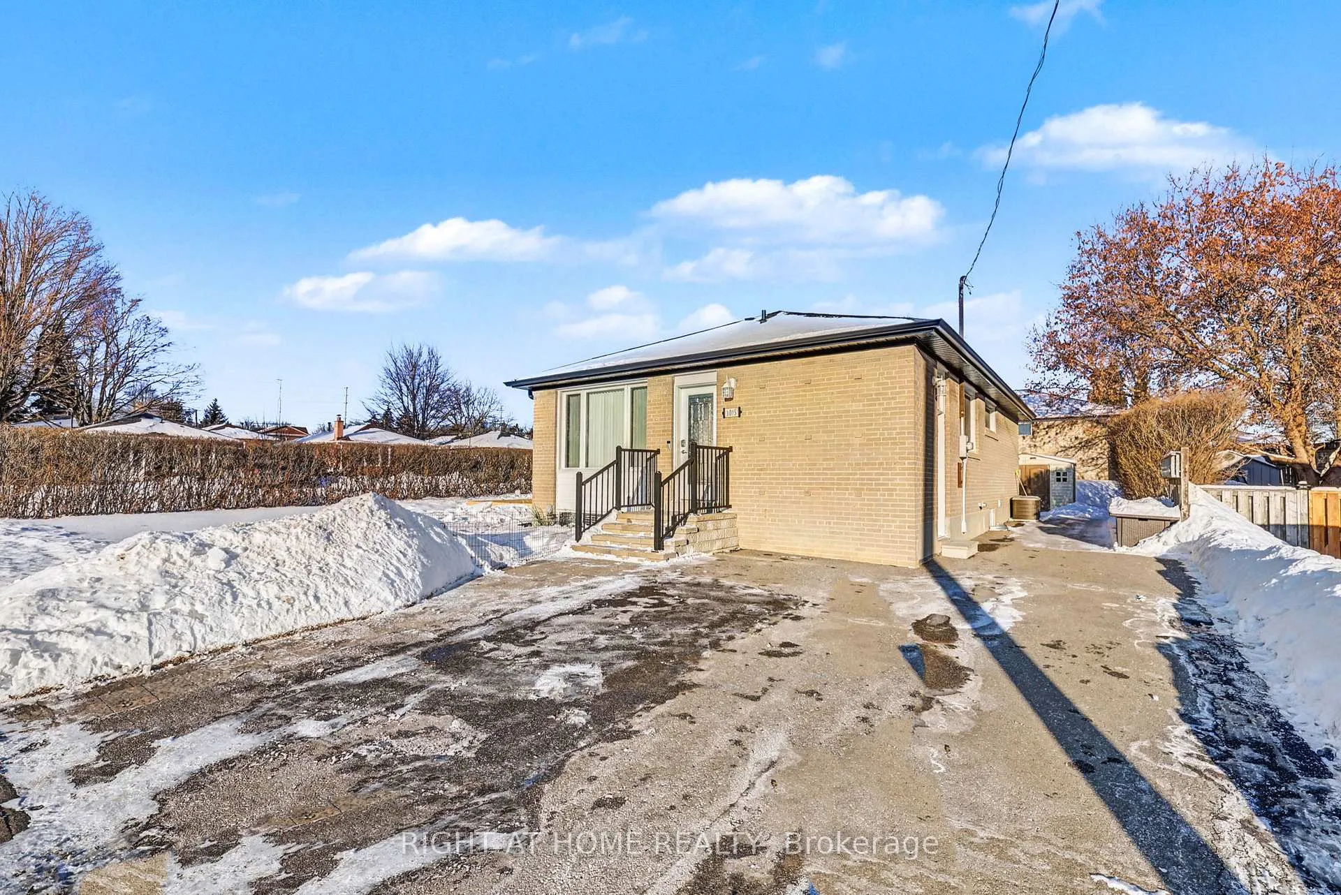 Photo 2 of Unit Main, 1015 Walton Boulevard, Whitby, Williamsburg — HOMEH