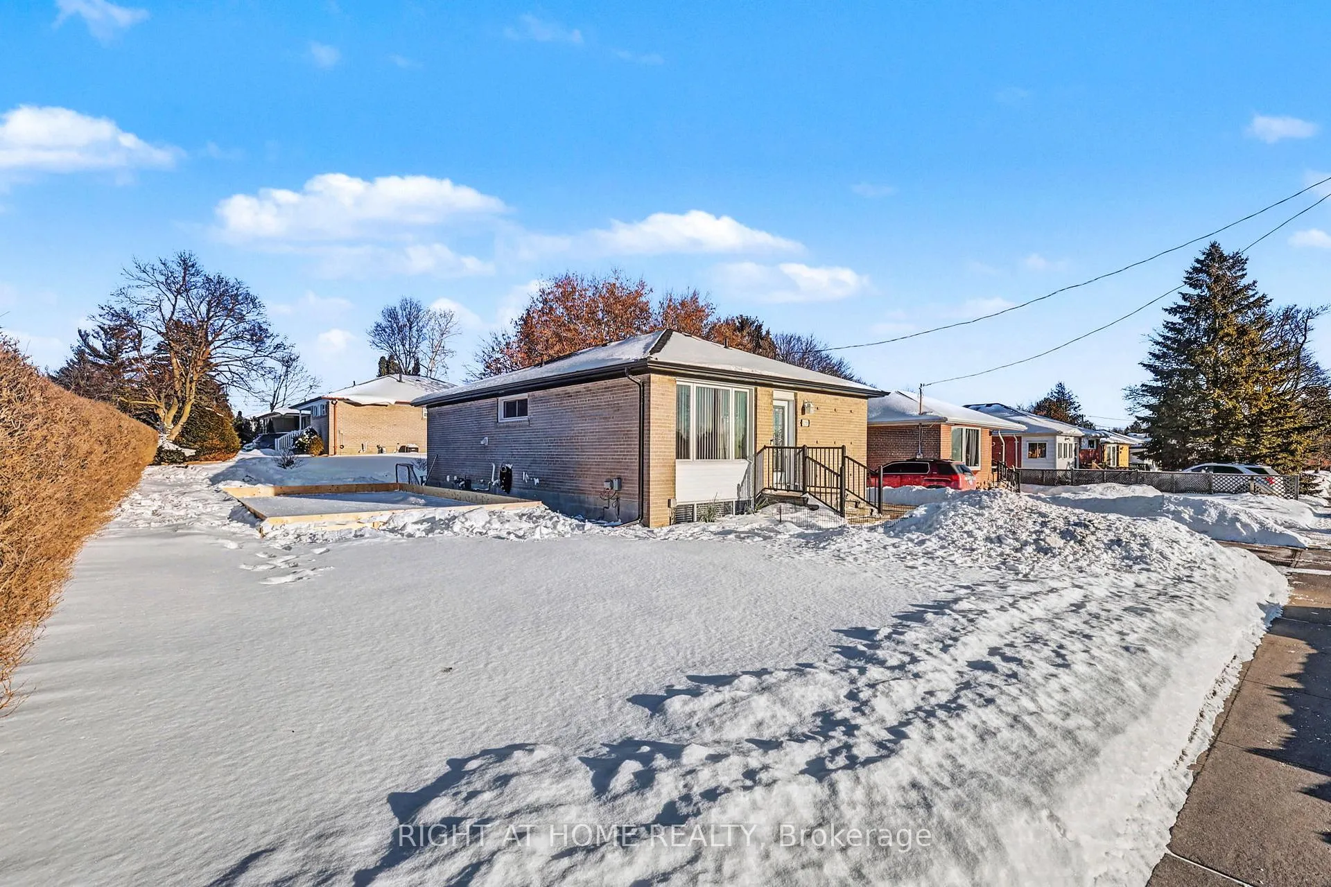 Photo 3 of Unit Main, 1015 Walton Boulevard, Whitby, Williamsburg — HOMEH