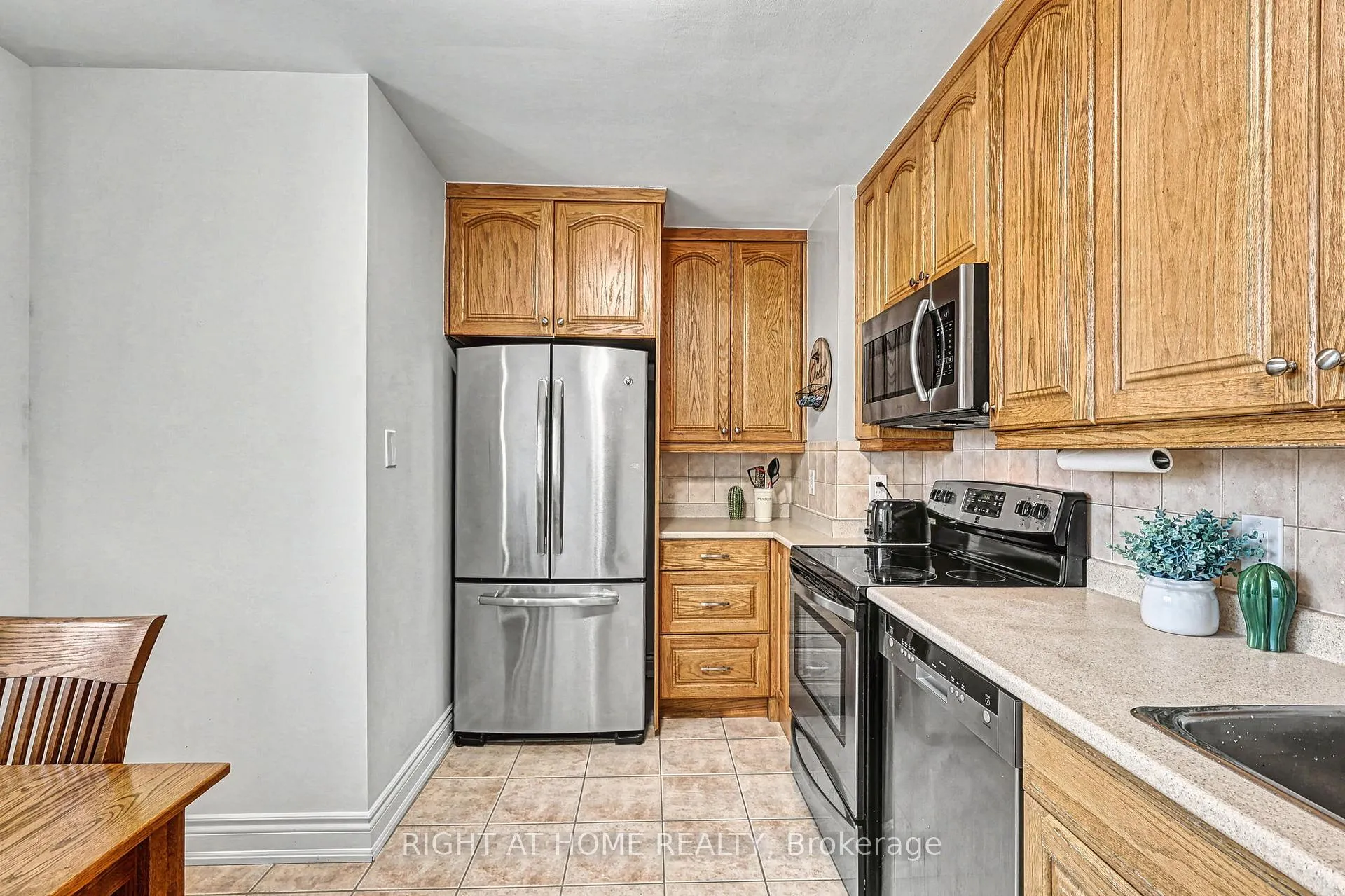 Photo 7 of Unit Main, 1015 Walton Boulevard, Whitby, Williamsburg — HOMEH