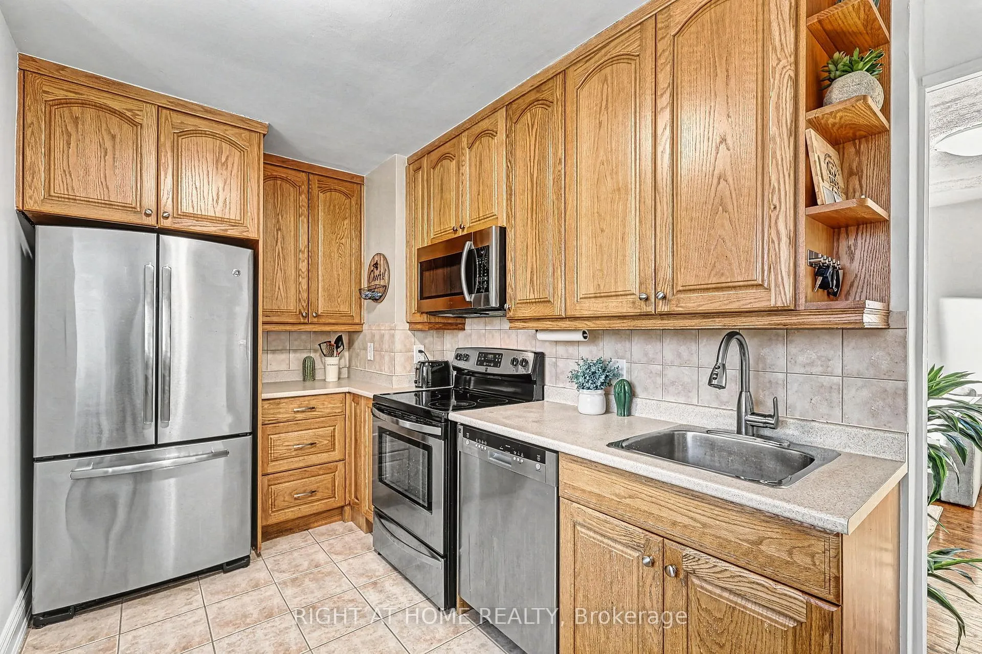 Photo 8 of Unit Main, 1015 Walton Boulevard, Whitby, Williamsburg — HOMEH