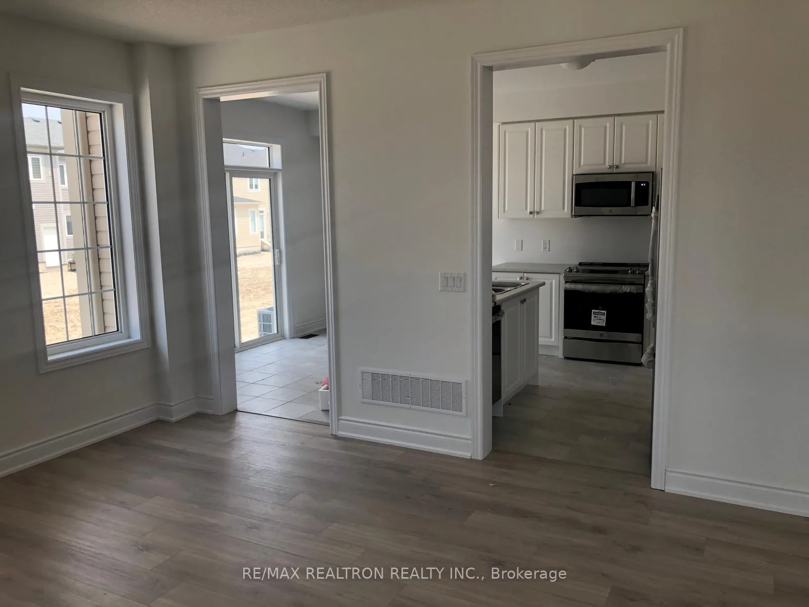 Photo 14 of 61 Central Square Boulevard, Wasaga Beach — HOMEH