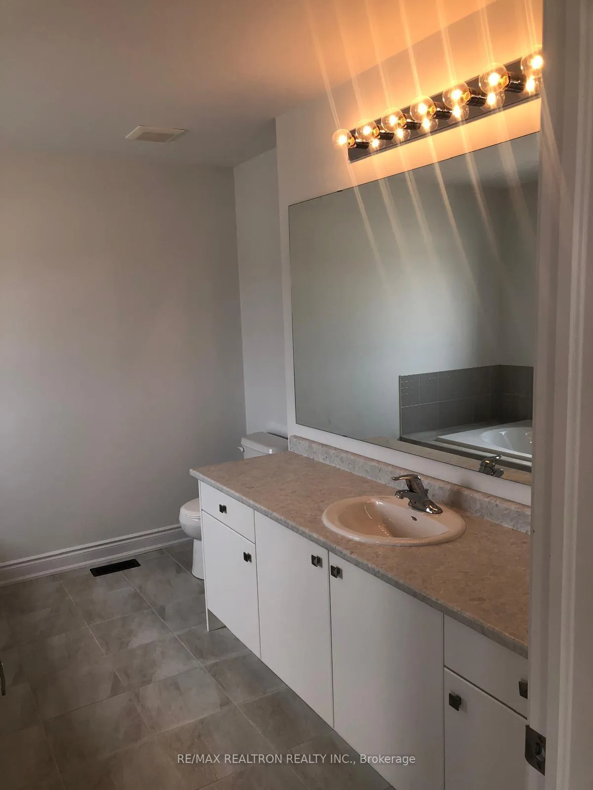 Photo 37 of 61 Central Square Boulevard, Wasaga Beach — HOMEH