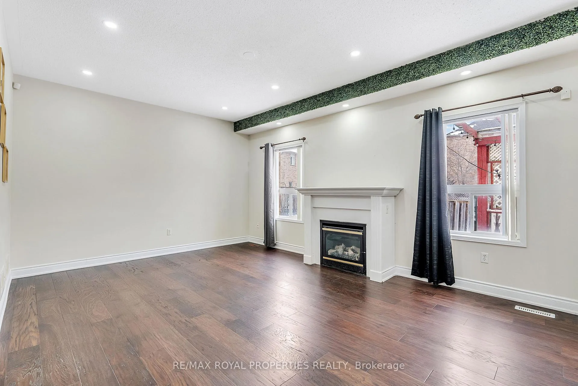 Photo 11 of Unit Main, 13 Dells Crescent, Brampton, Fletcher's Meadow — HOMEH