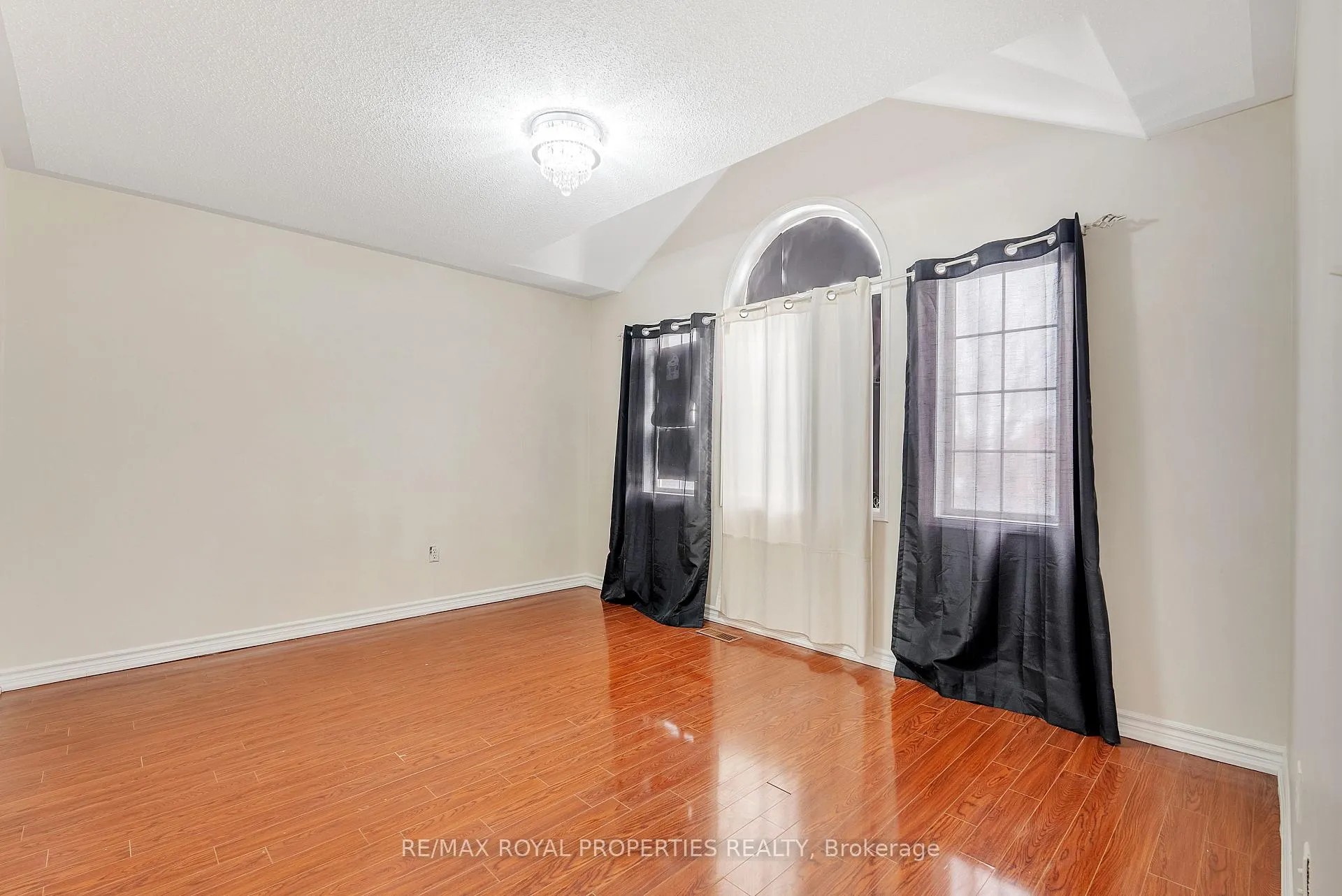 Photo 20 of Unit Main, 13 Dells Crescent, Brampton, Fletcher's Meadow — HOMEH