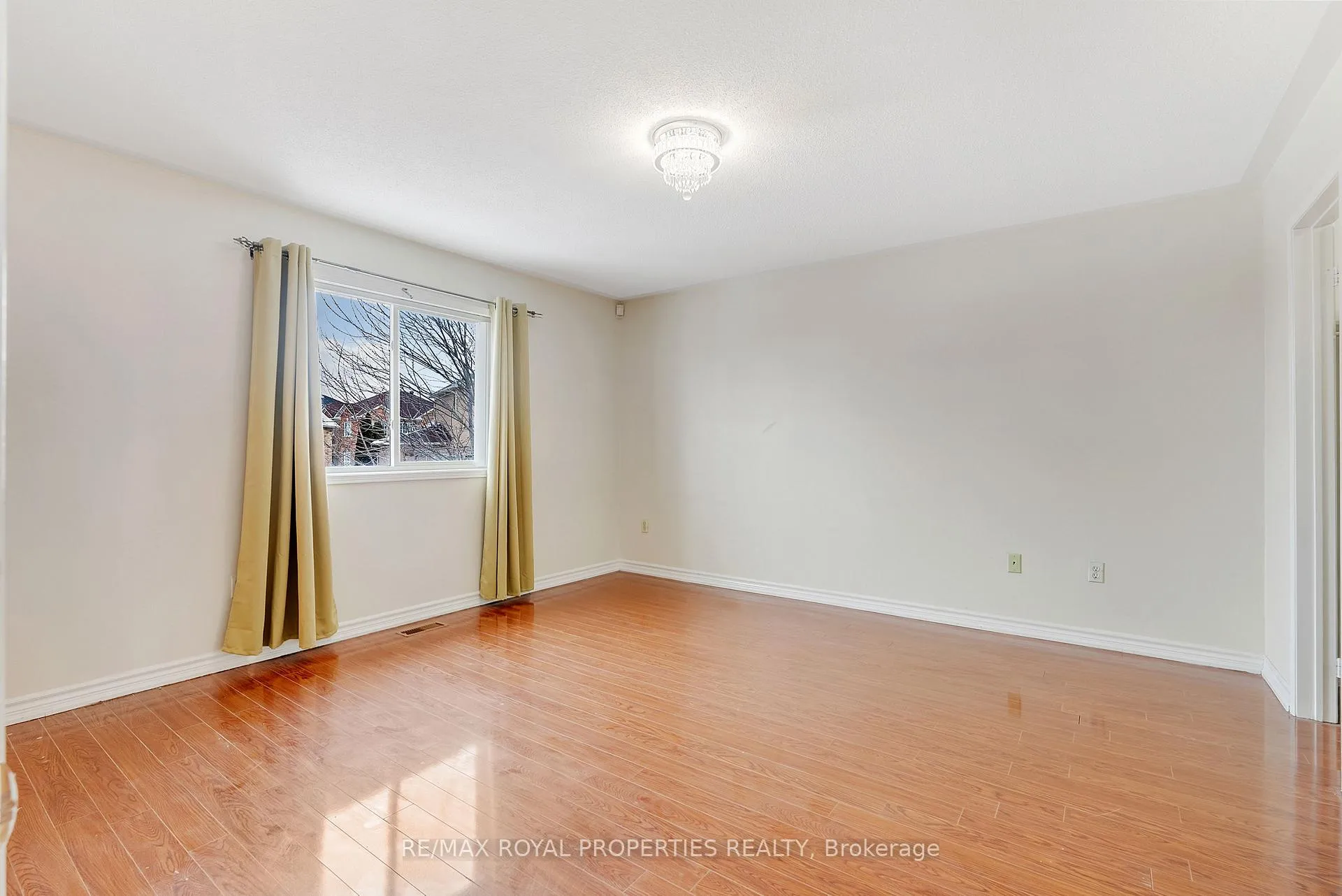 Photo 25 of Unit Main, 13 Dells Crescent, Brampton, Fletcher's Meadow — HOMEH