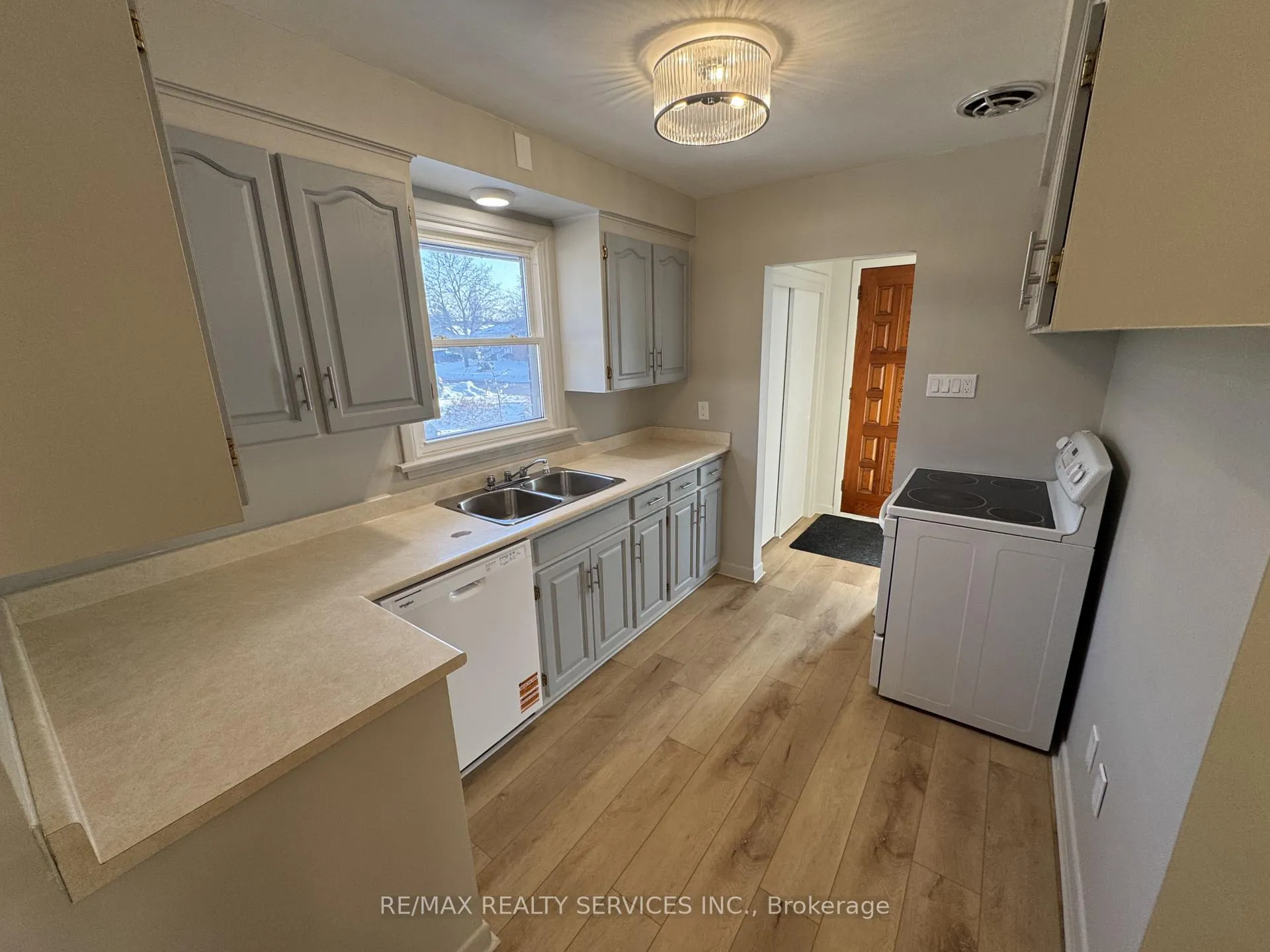 Photo 3 of 44 Carlyle Crescent, Brampton, Brampton East — HOMEH