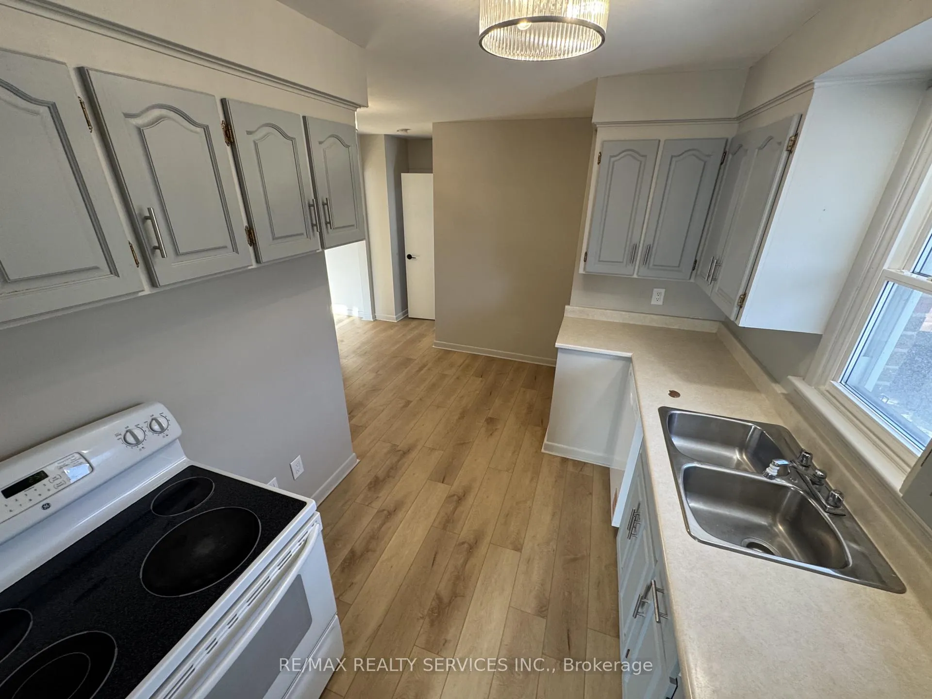Photo 4 of 44 Carlyle Crescent, Brampton, Brampton East — HOMEH