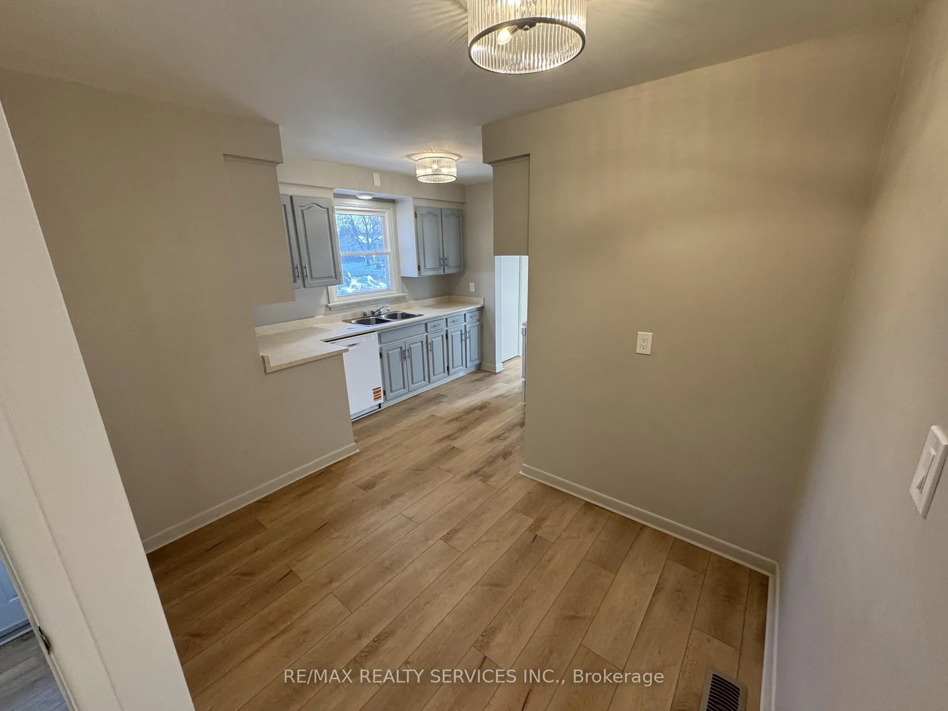 Photo 5 of 44 Carlyle Crescent, Brampton, Brampton East — HOMEH