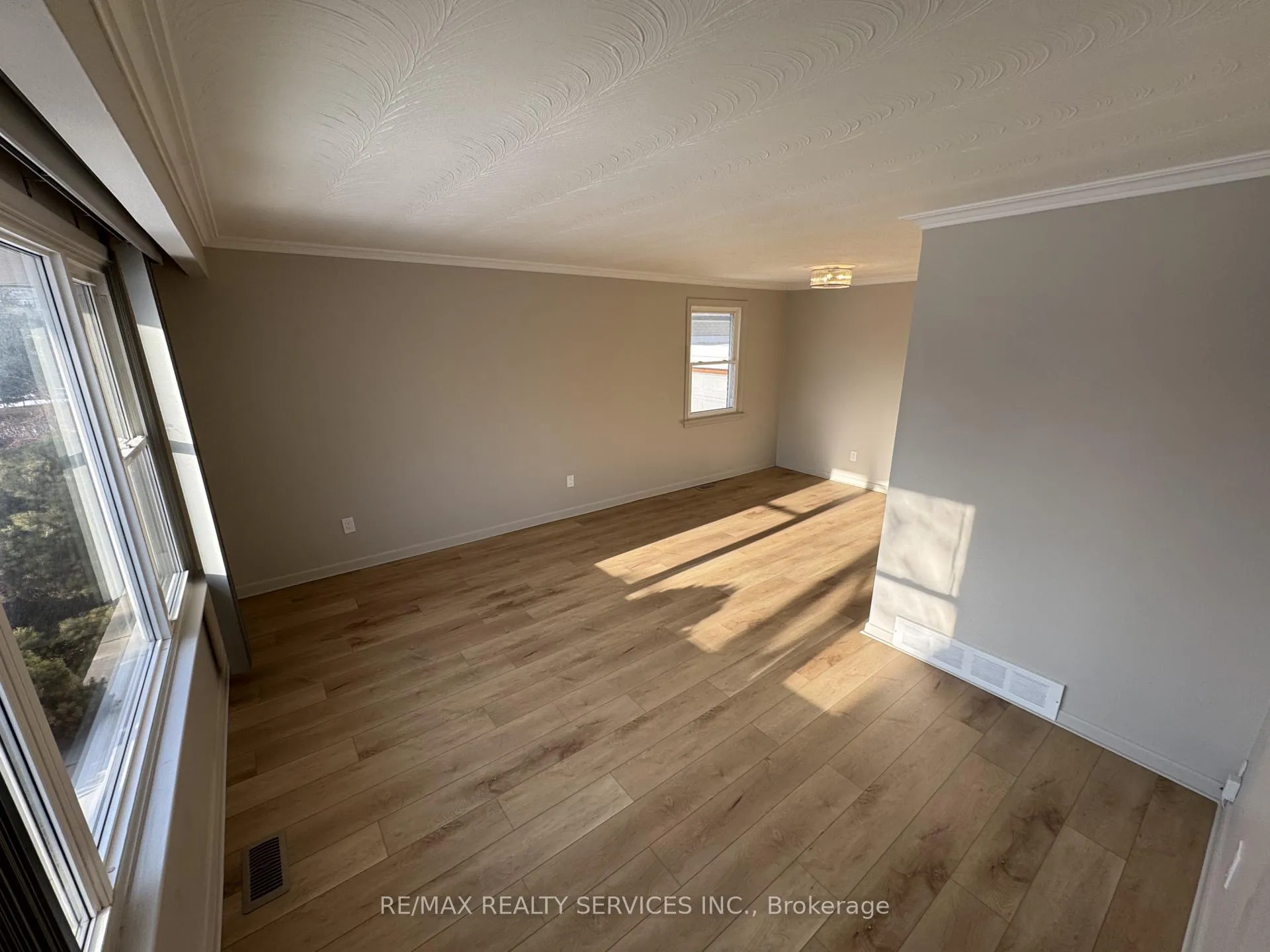 Photo 6 of 44 Carlyle Crescent, Brampton, Brampton East — HOMEH
