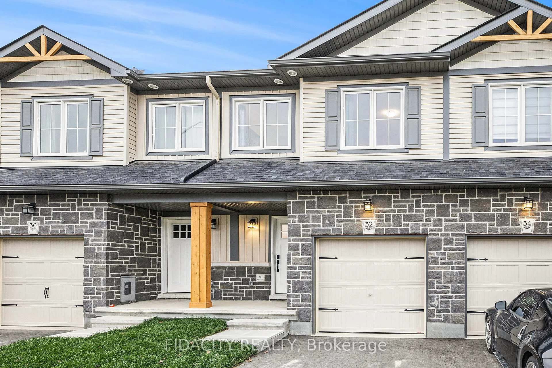 Photo 2 of 32 Whitcomb Crescent, Smiths Falls — HOMEH