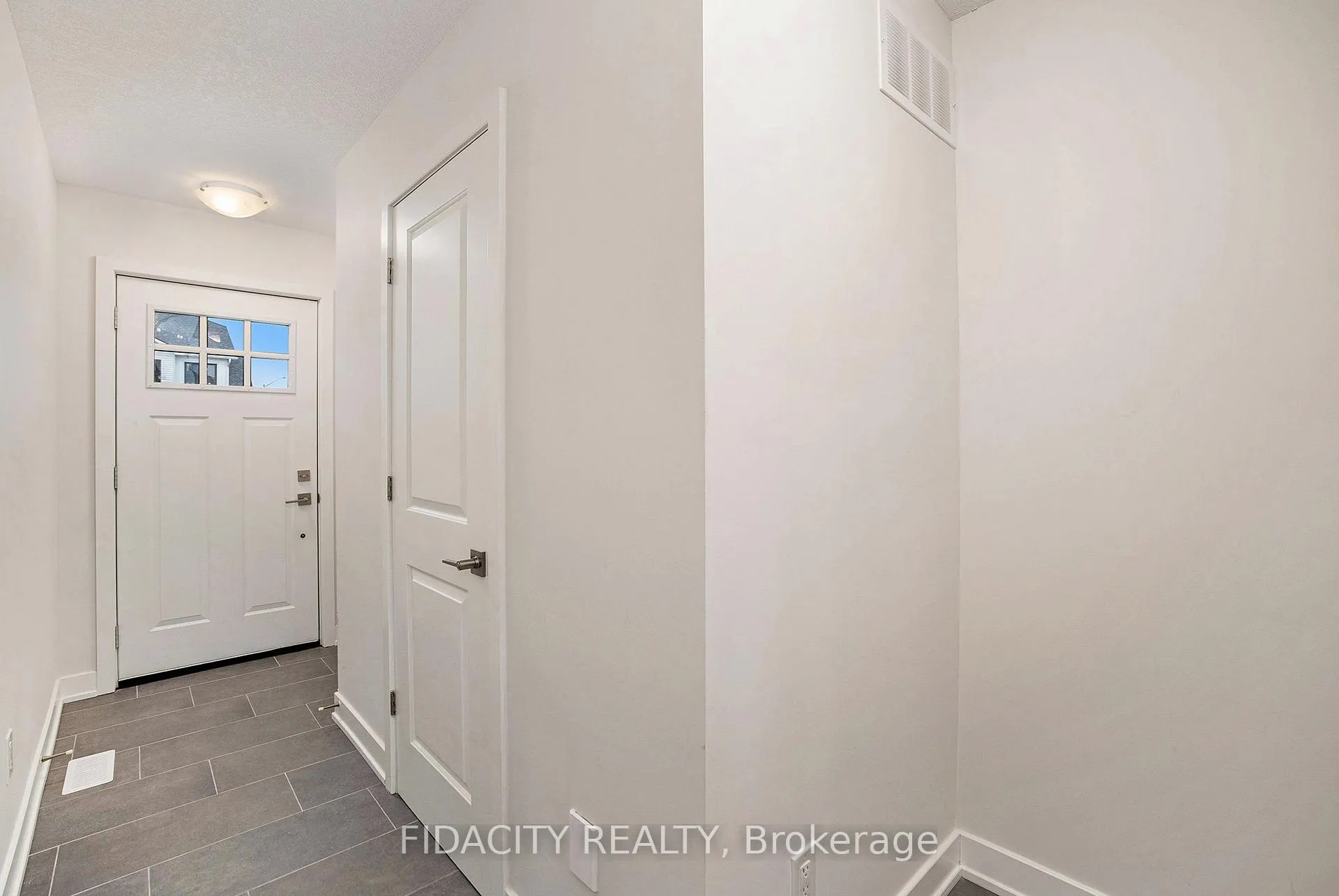 Photo 3 of 32 Whitcomb Crescent, Smiths Falls — HOMEH