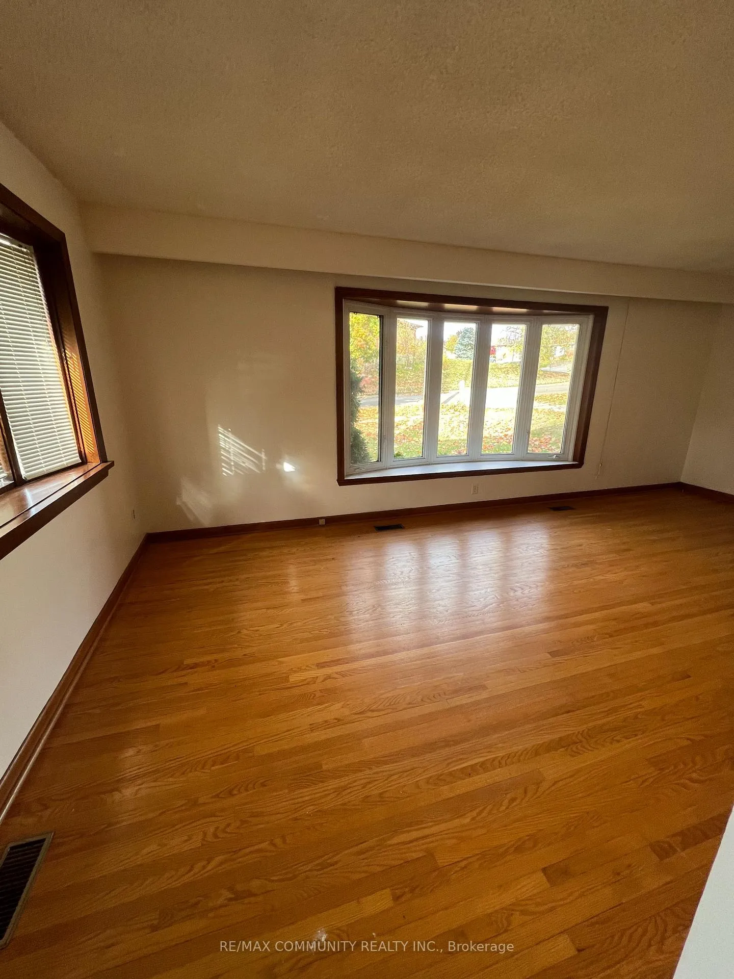 Photo 4 of Unit Main, 583 Annapolis Avenue, Oshawa, McLaughlin — HOMEH