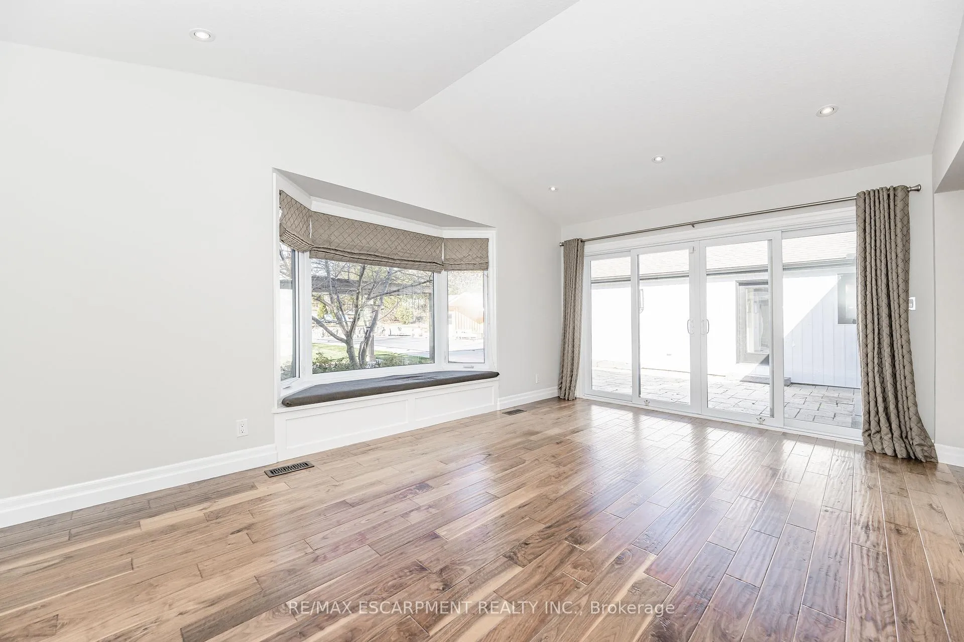 Photo 11 of 106 Overdale Avenue, Hamilton, Waterdown — HOMEH