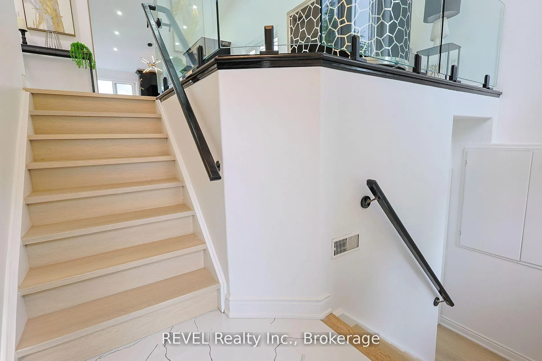 Photo 4 of 8414 Atack Court, Niagara Falls, Ascot — HOMEH
