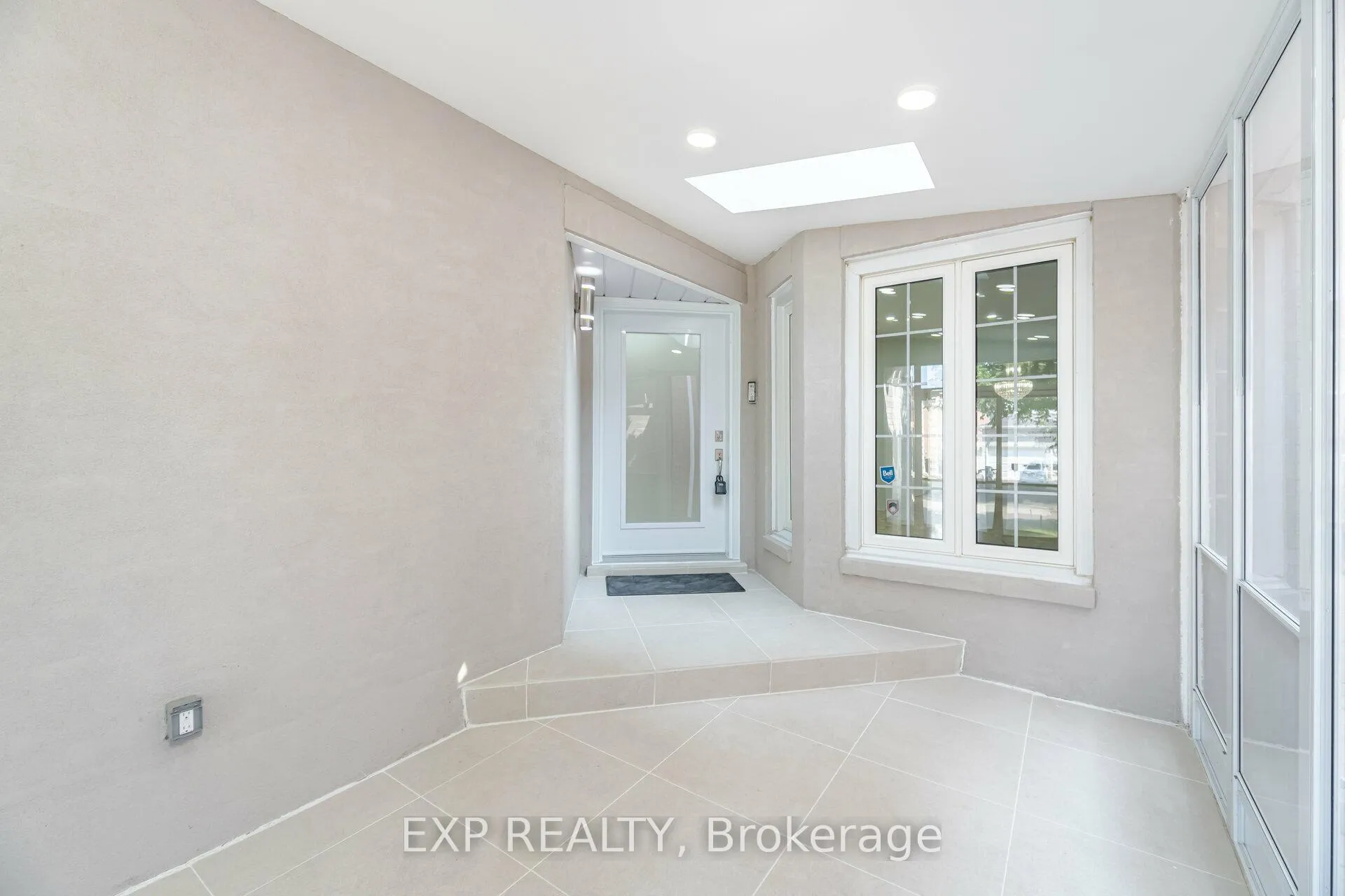 Photo 3 of 7 Glenbury Drive, Vaughan, Brownridge — HOMEH