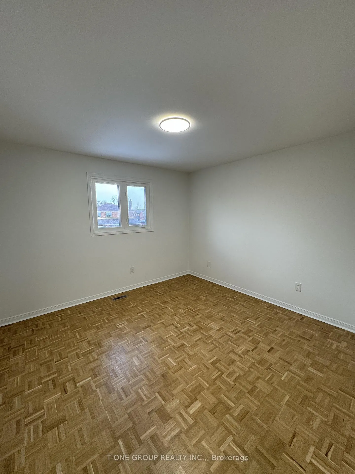 Photo 4 of 71 Links Road, Vaughan, Maple — HOMEH
