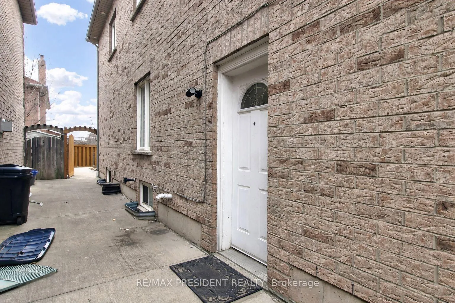 Photo 2 of 111 Sandmere Avenue, Brampton, Heart Lake West — HOMEH