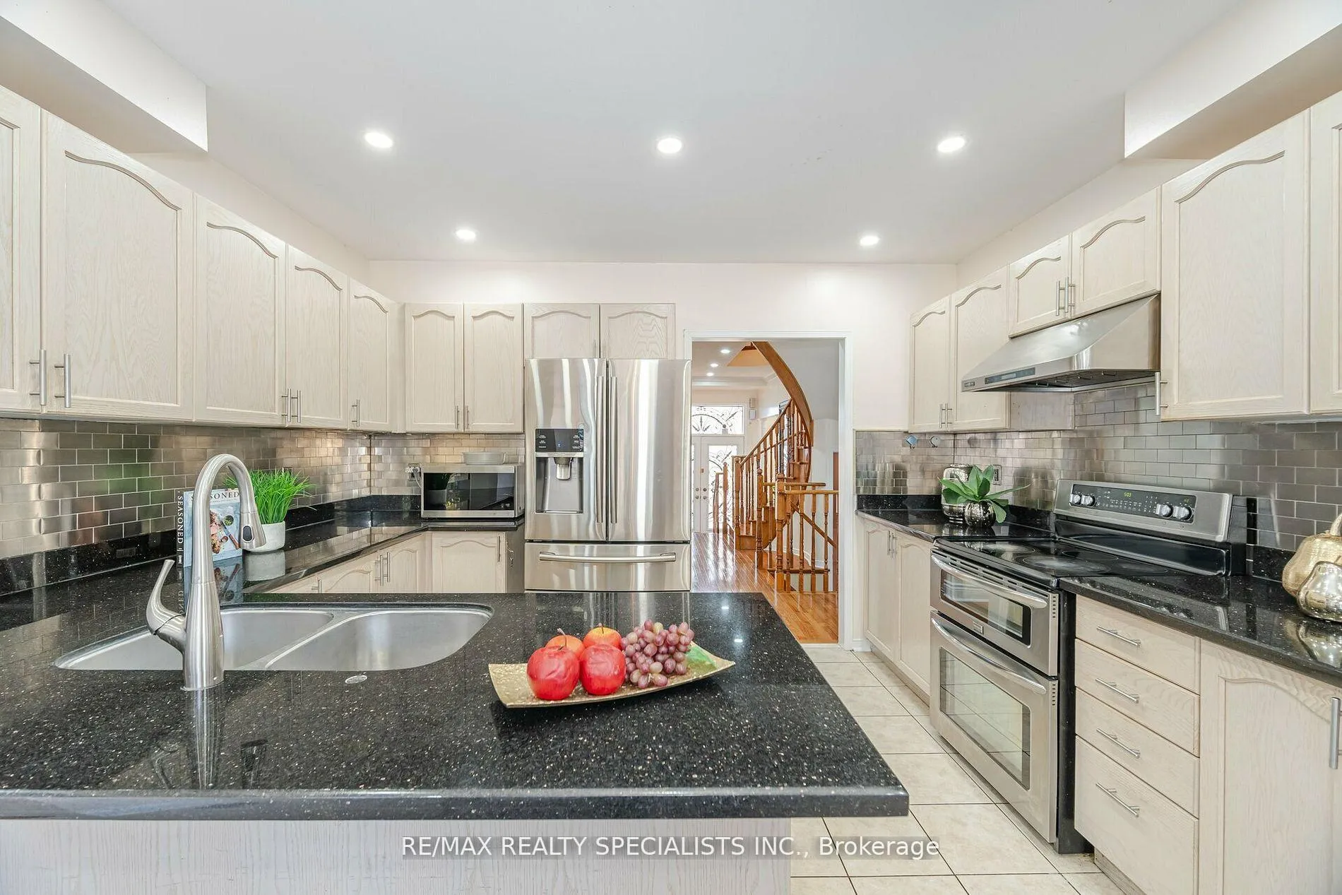 Photo 8 of 36 Dunvegan Crescent, Brampton, Fletcher's Meadow — HOMEH