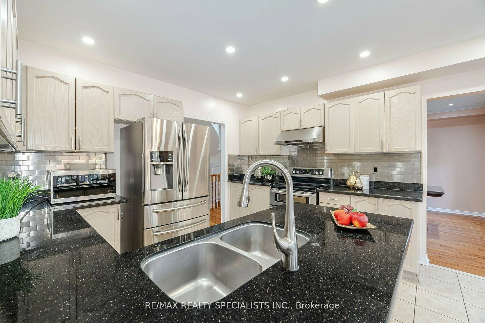 Photo 9 of 36 Dunvegan Crescent, Brampton, Fletcher's Meadow — HOMEH