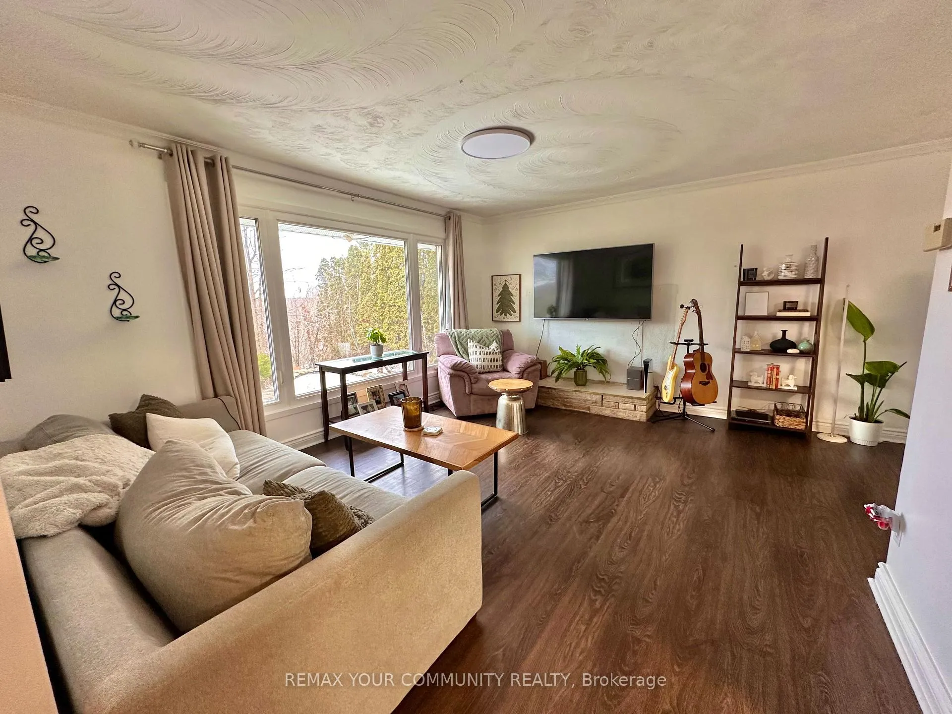 Photo 2 of 147 Grandview Street S, Oshawa, Donevan — HOMEH