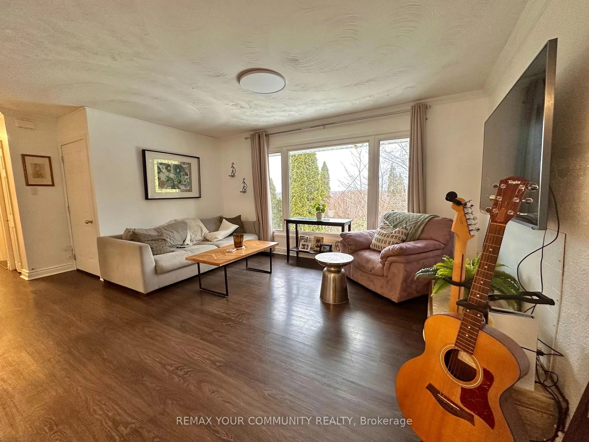 Photo 3 of 147 Grandview Street S, Oshawa, Donevan — HOMEH
