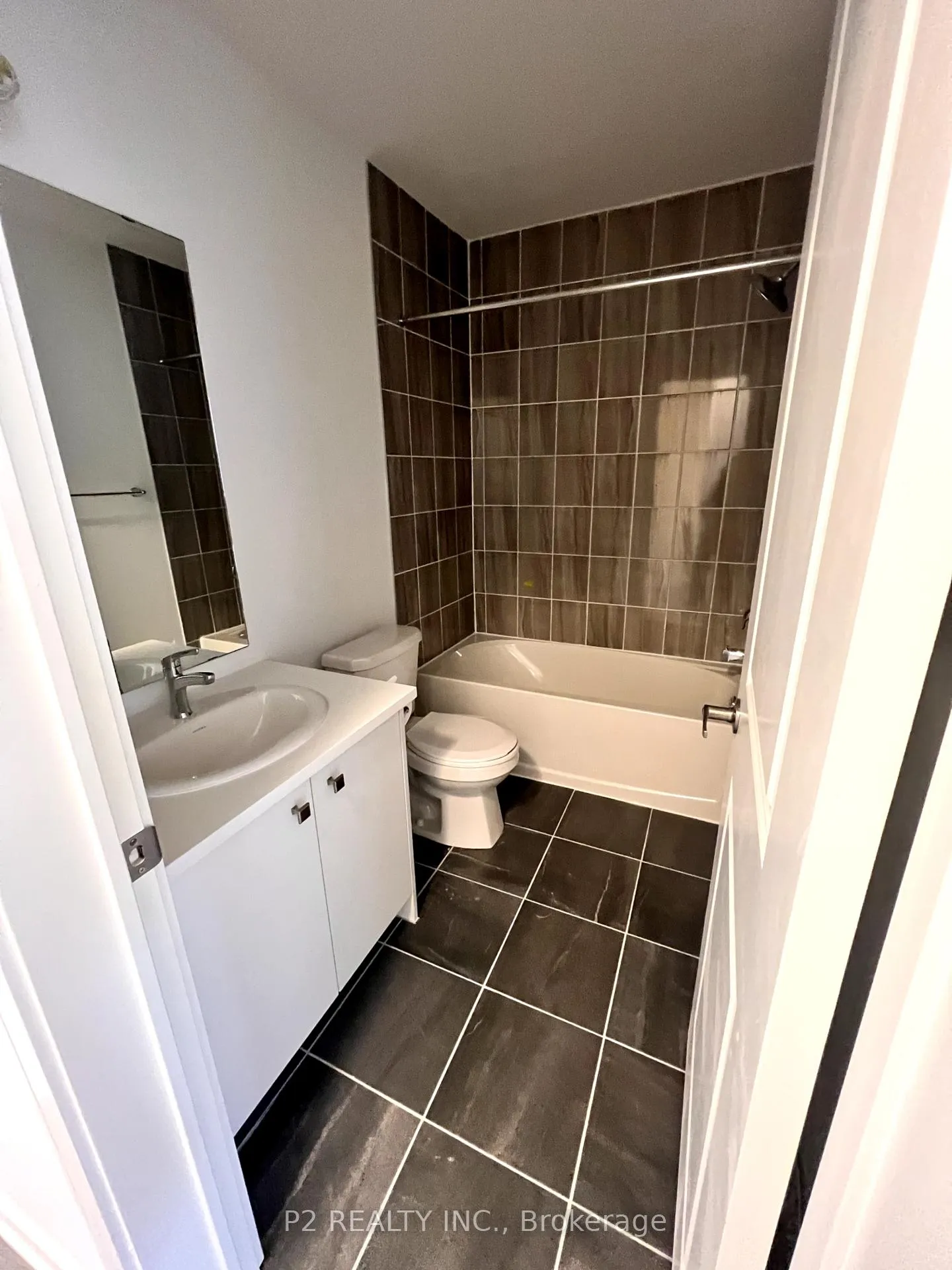 Photo 13 of 45 Spry Lane, Barrie, Innis-Shore — HOMEH