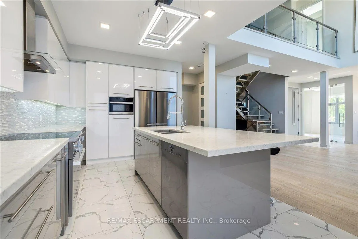 Photo 16 of 4 Sunrow Gate, Hamilton, Lakeshore — HOMEH