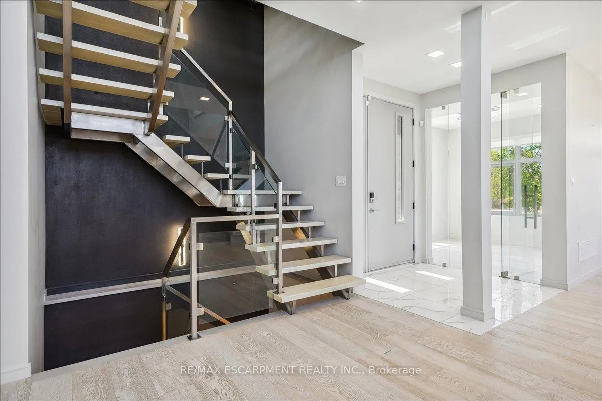 Photo 19 of 4 Sunrow Gate, Hamilton, Lakeshore — HOMEH