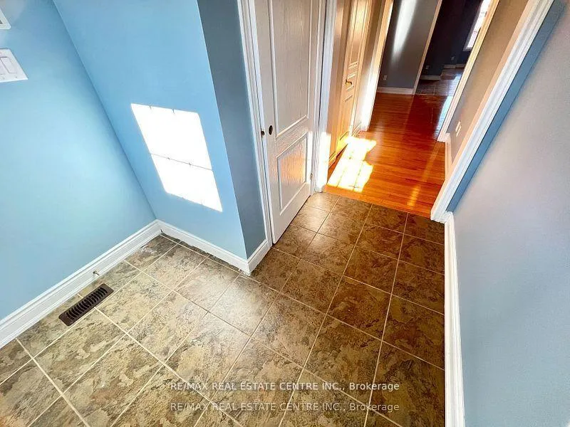 Photo 3 of 211 Elbern Markell Drive, Brampton, Credit Valley — HOMEH